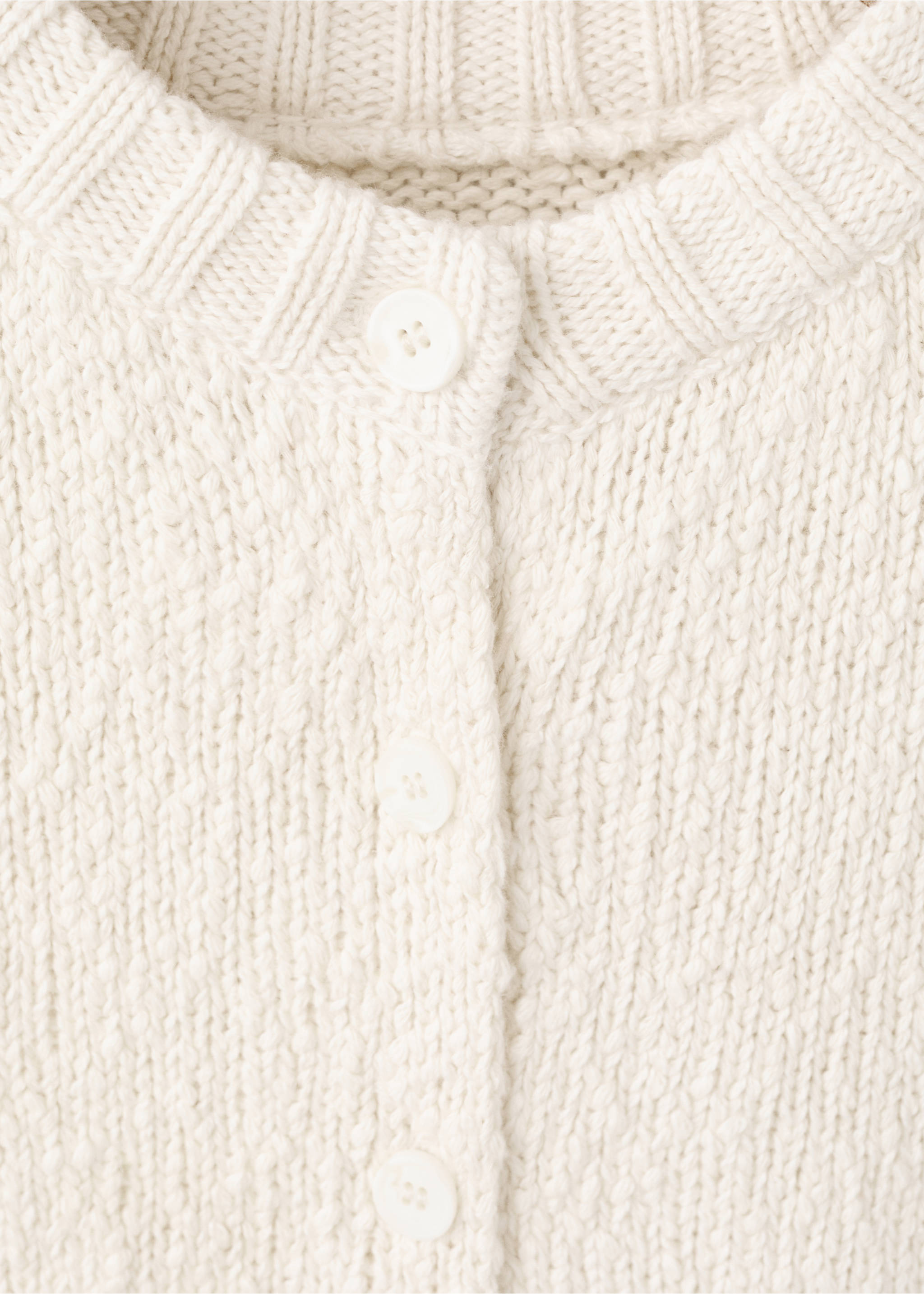 Strickpullunder mit Knöpfen - Detail des Artikels 8, Elfenbeinweiß. Ref: 27093710-00.