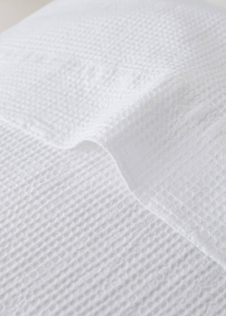 Cotton garment-dyed mini-waffle pillowcase 45x110 cm - thumbnail 3