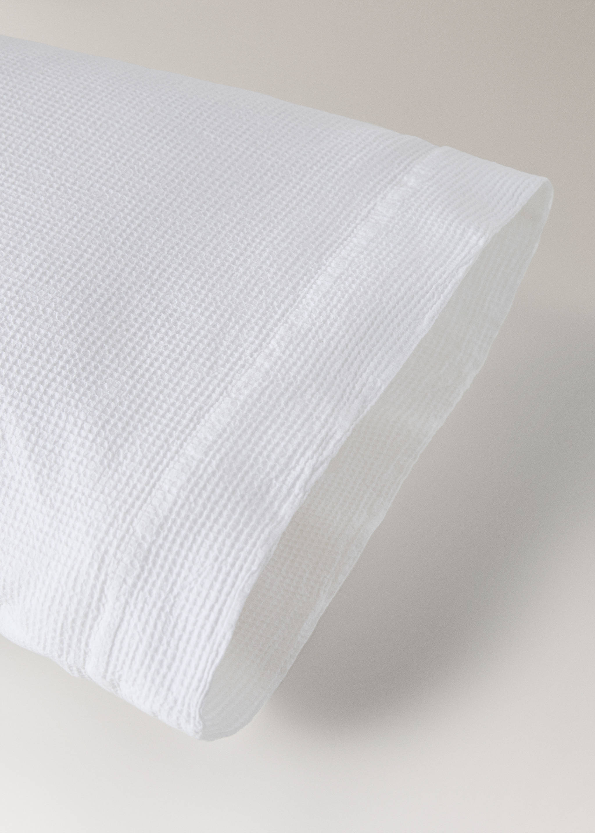 Cotton garment-dyed mini-waffle pillowcase 45x110 cm - Details of the article 2