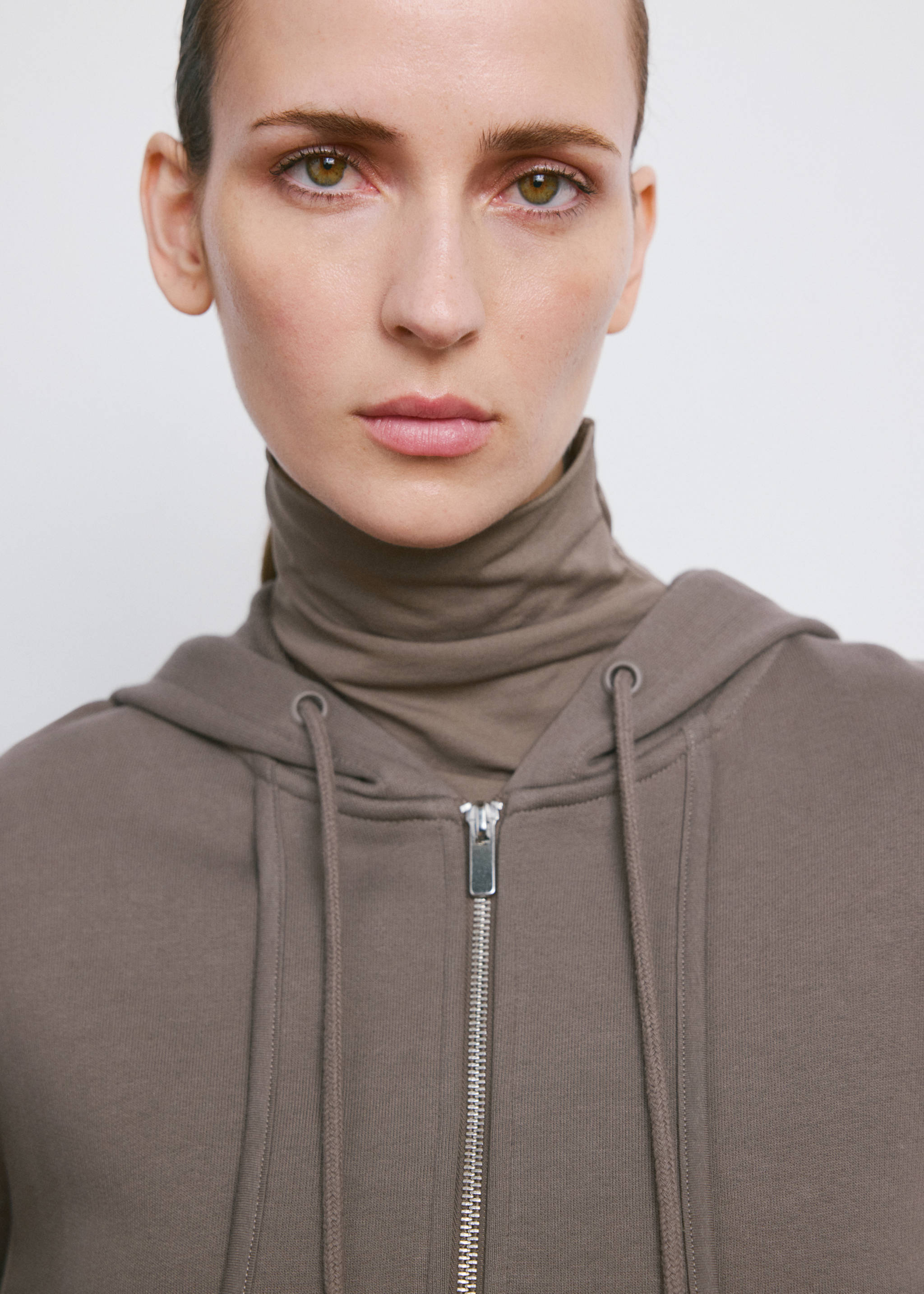 Sudadera costuras contraste - Plano medio