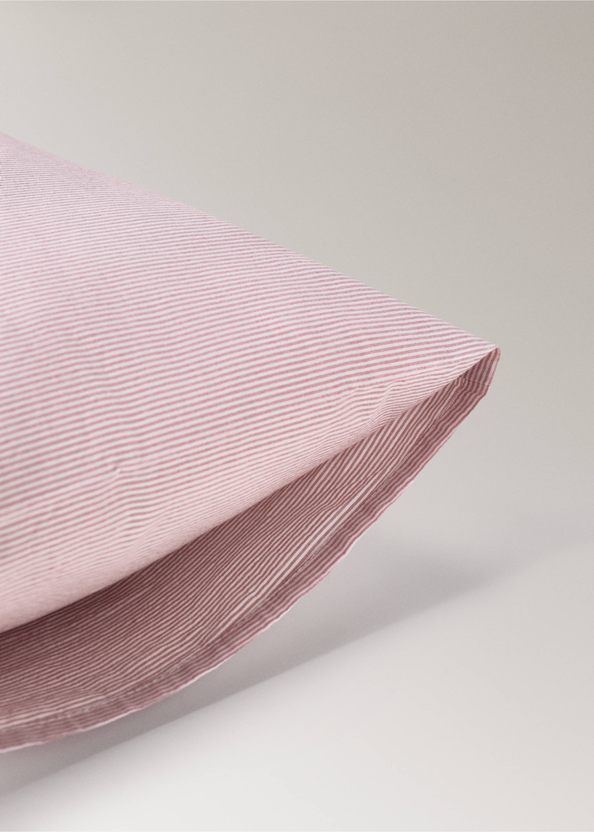 Cot bed pillowcase with fine striped yarn-dyed cotton - Details of the article 1, Grapefruit. Ref: 27094056-00.