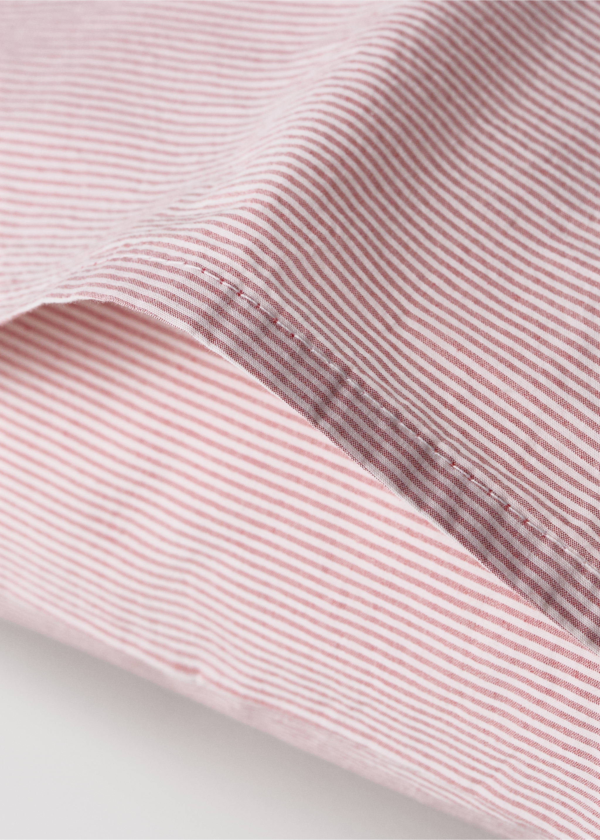 Cot bed pillowcase with fine striped yarn-dyed cotton - Details of the article 2, Grapefruit. Ref: 27094056-00.
