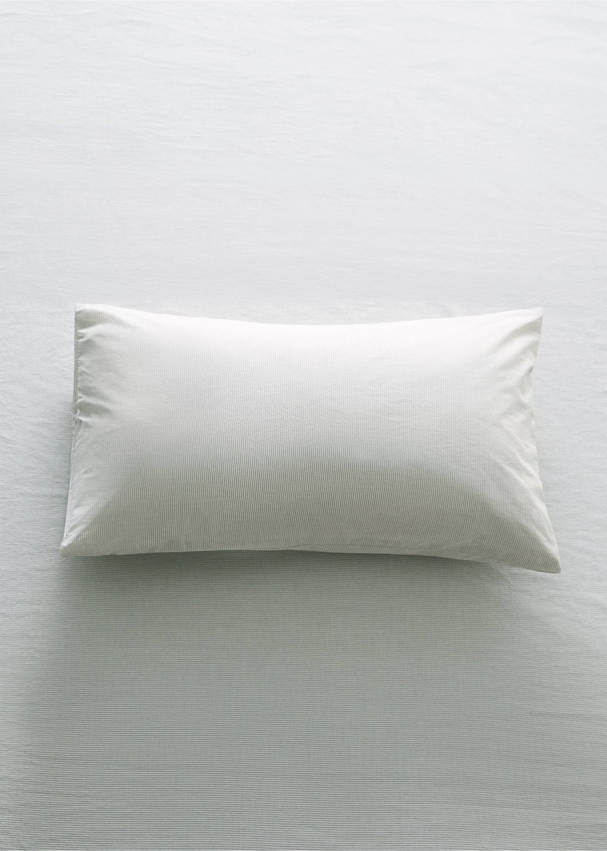 Cot bed pillowcase with fine striped yarn-dyed cotton - General plane, Pastel Green. Ref: 27094056-00.