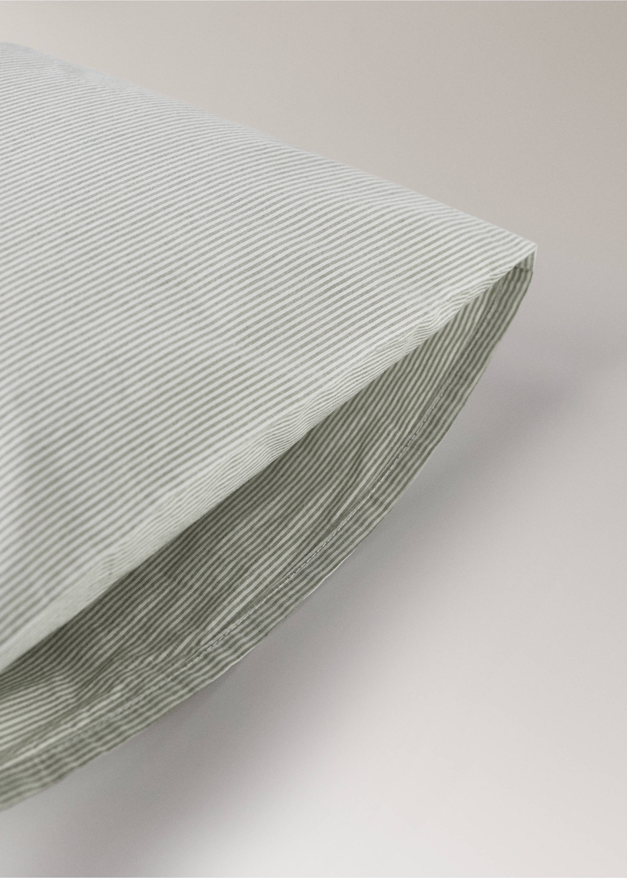 Cot bed pillowcase with fine striped yarn-dyed cotton - Details of the article 1, Pastel Green. Ref: 27094056-00.