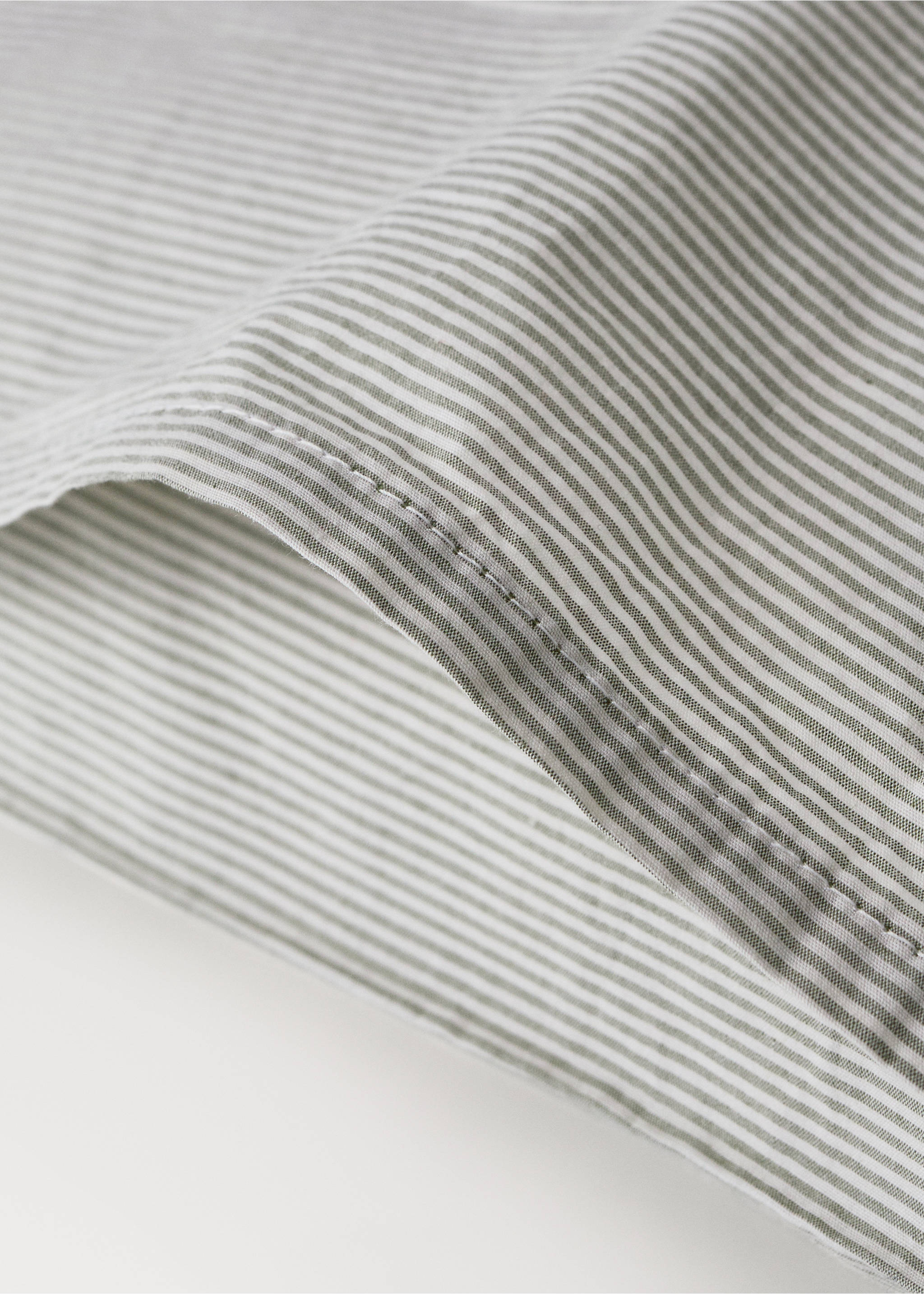 Cot bed pillowcase with fine striped yarn-dyed cotton - Details of the article 2, Pastel Green. Ref: 27094056-00.