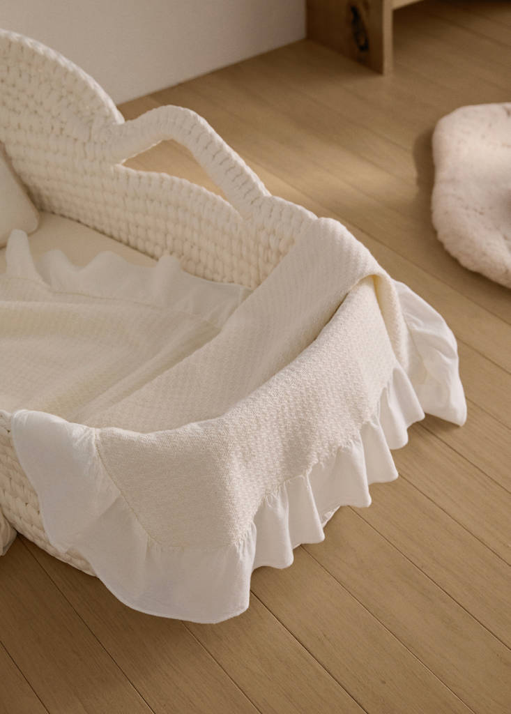 Jacquard-Baumwolldecke mit Volant für die Minibabywiege — Cremeweiß