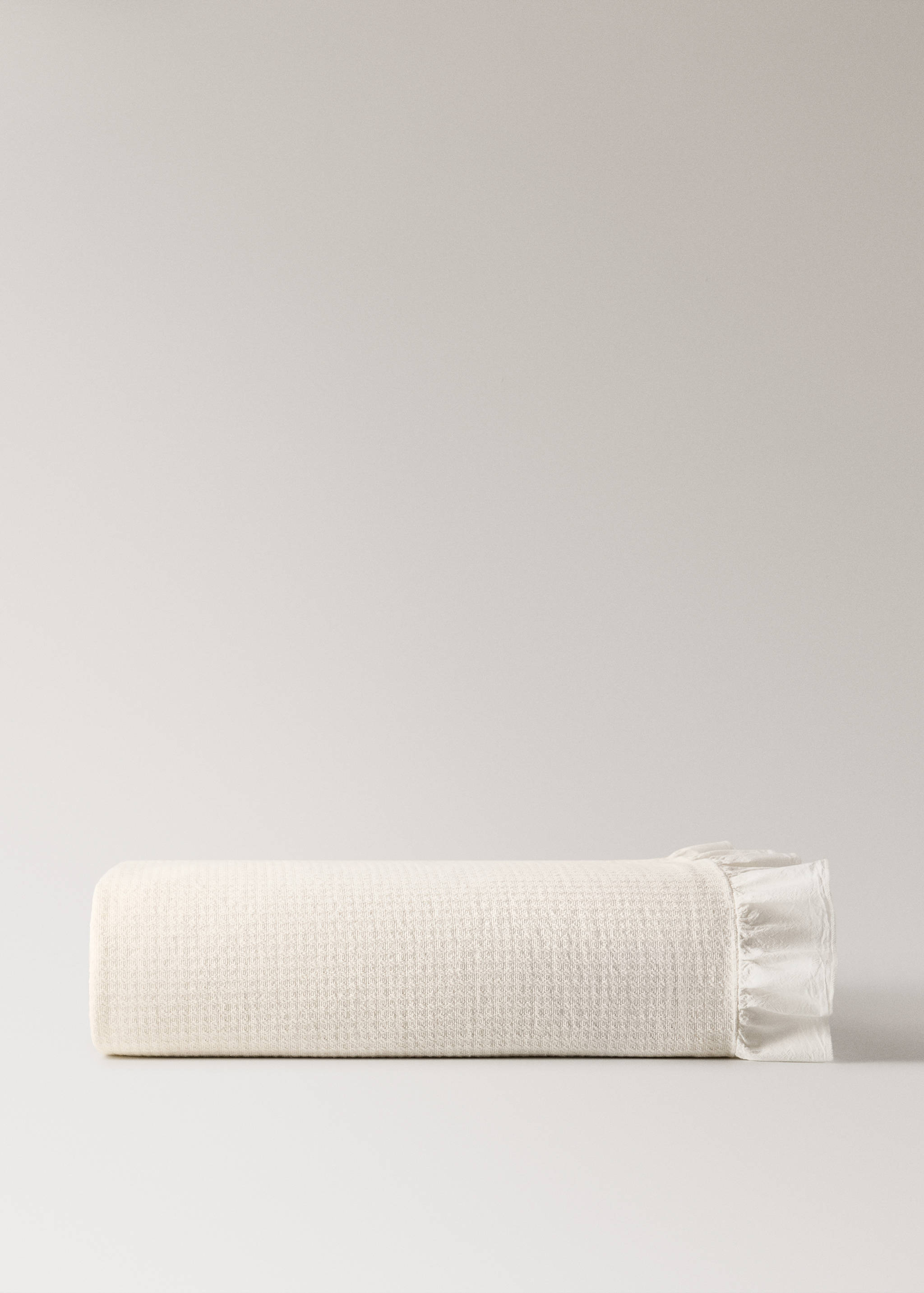 Jacquard cotton bedspread with ruffle for mini cot - Article without model