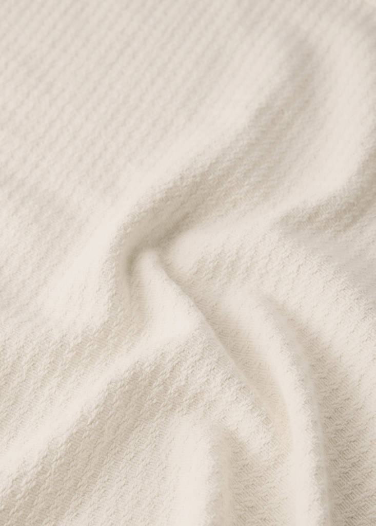 Jacquard-Baumwolldecke mit Volant für die Minibabywiege — Cremeweiß