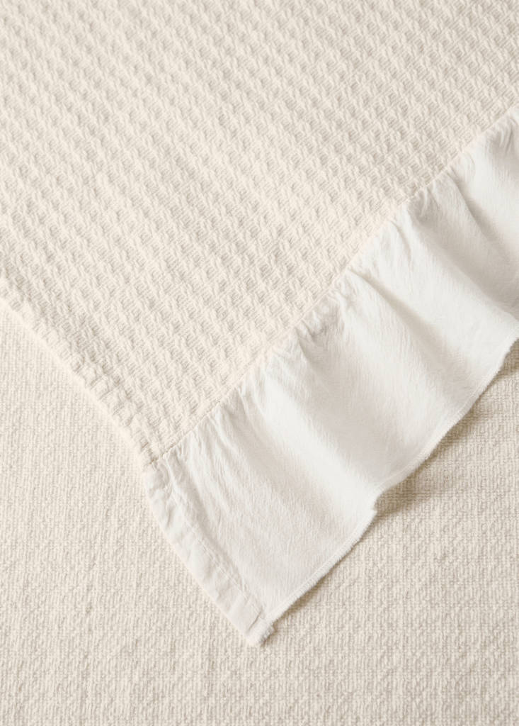 Jacquard-Baumwolldecke mit Volant für die Minibabywiege — Cremeweiß