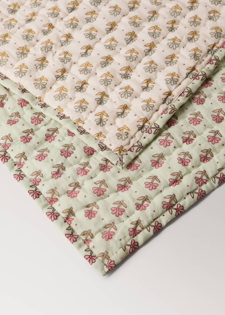 Kinderbettdecke mit Blockprint-Blumenmuster, Bett 90 cm — Pastellrosa