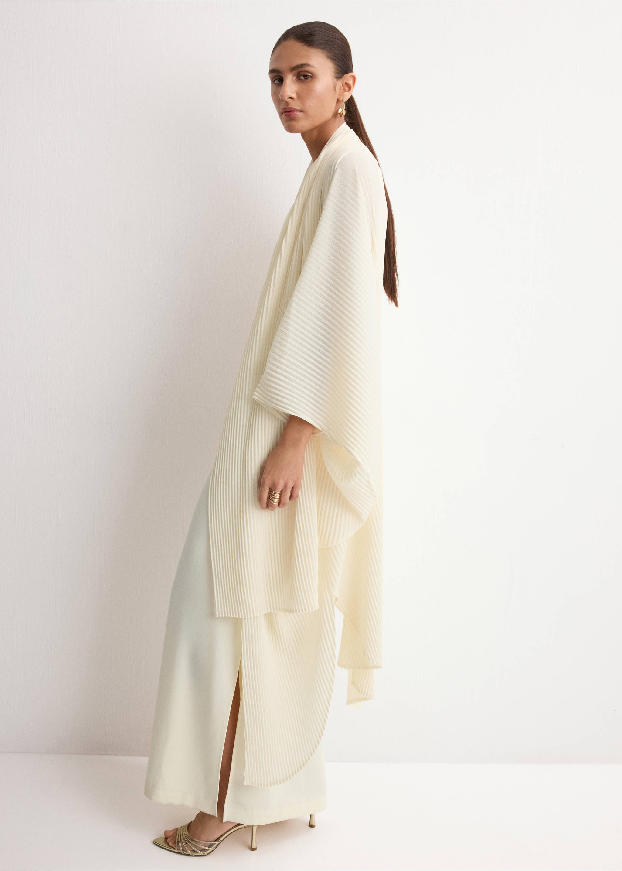 Caftán plisado oversize - Plano general, Crudo. Ref: 27094073-00.