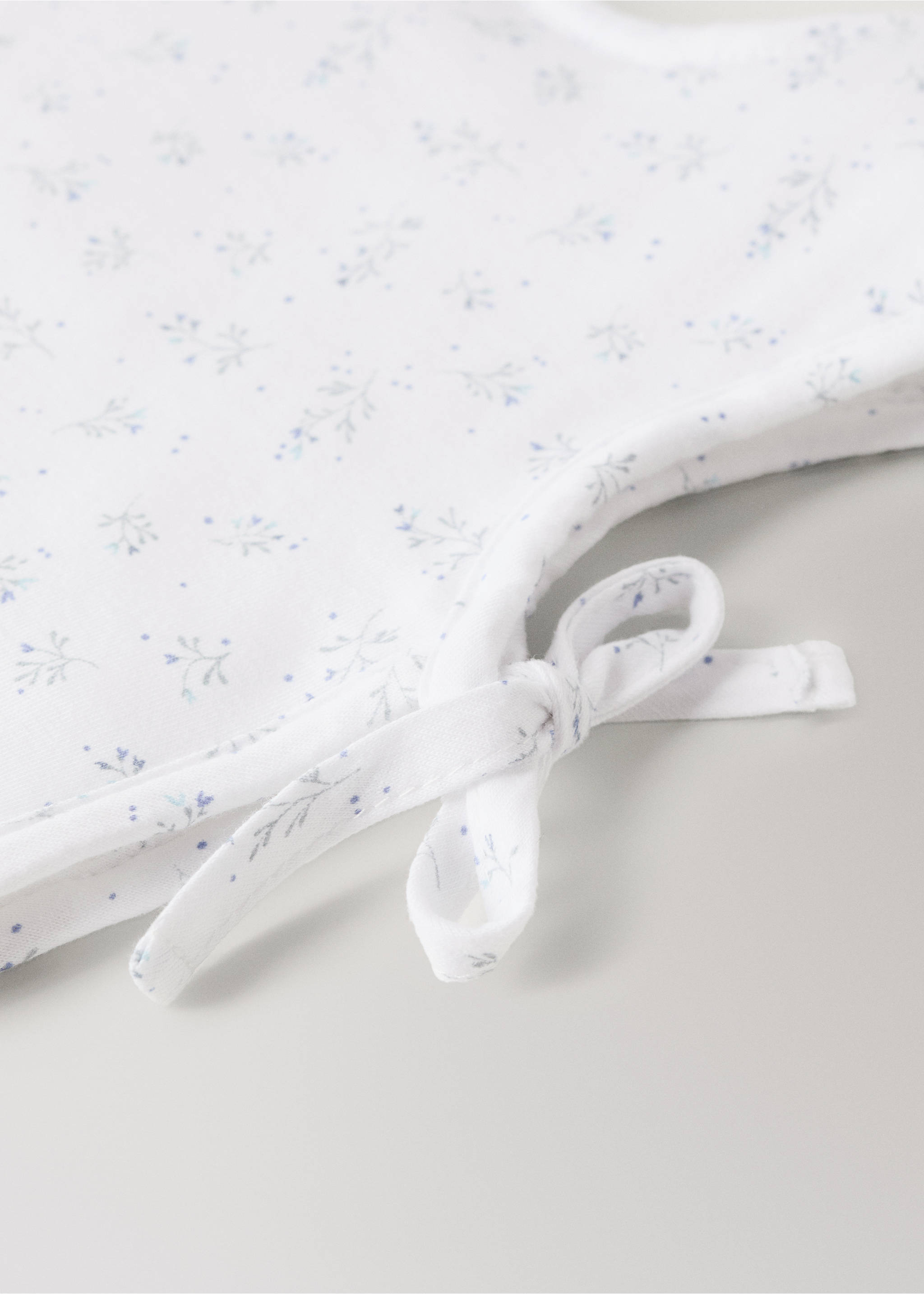 Babero algodón flores - Detalle del artículo 1, Blanco. Ref: 27094081-00.