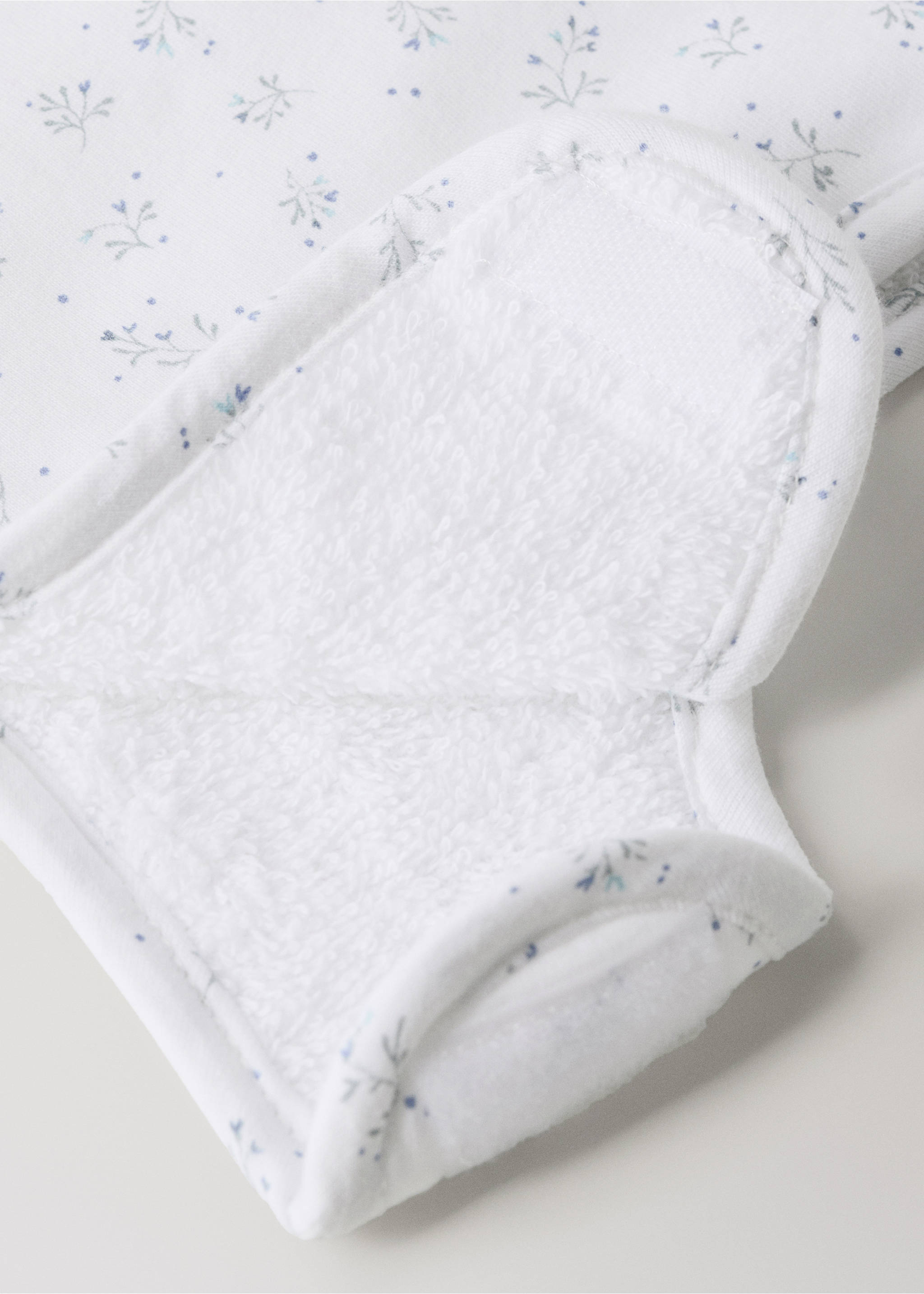 Babero algodón flores - Detalle del artículo 2, Blanco. Ref: 27094081-00.