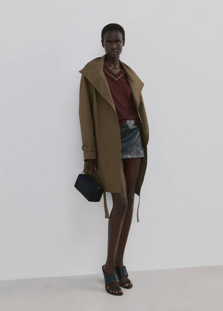 V-neck sweater with contrast trim — Chocolate