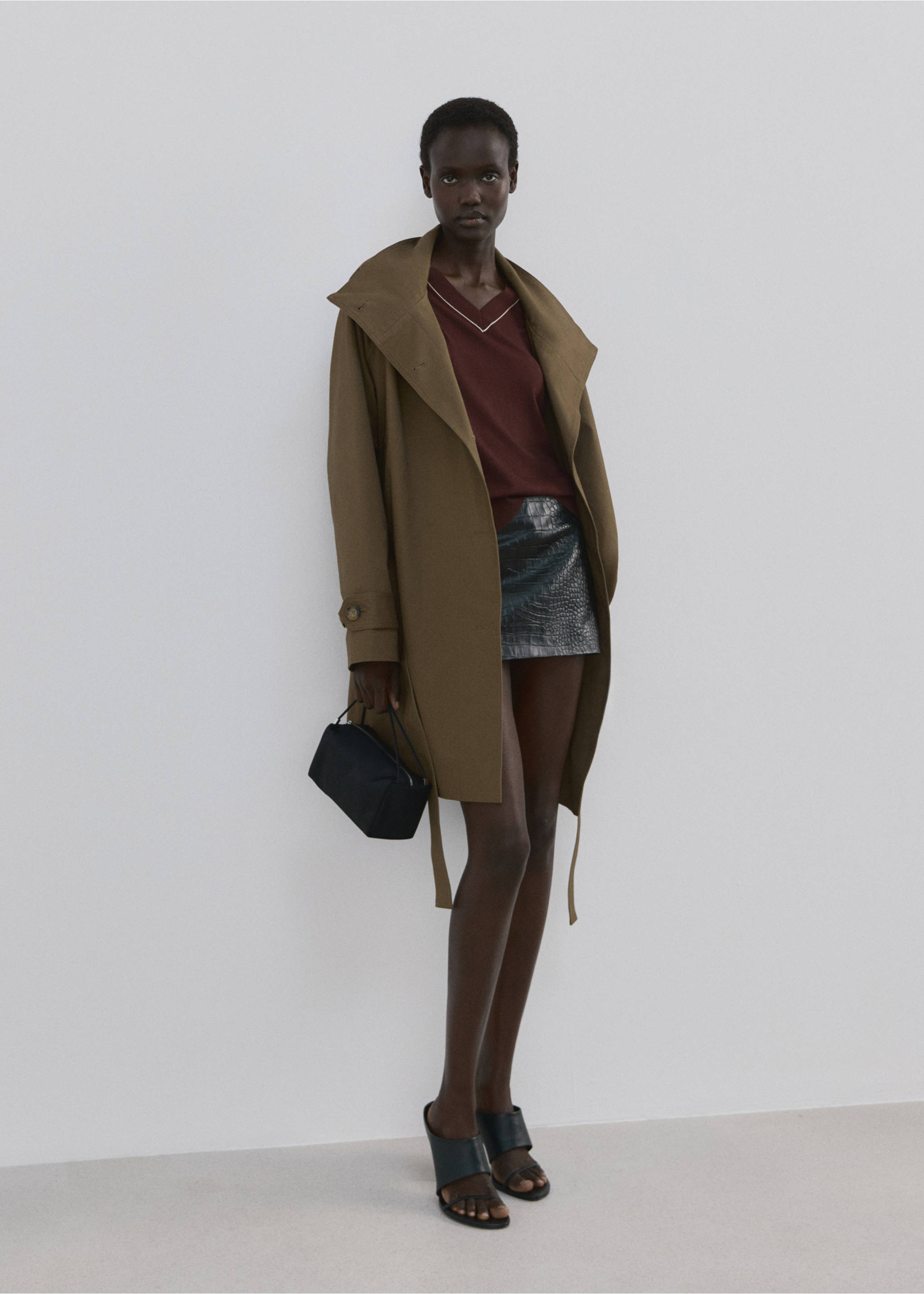 V-neck sweater with contrast trim - General plane, Chocolate. Ref: 27094083-00.