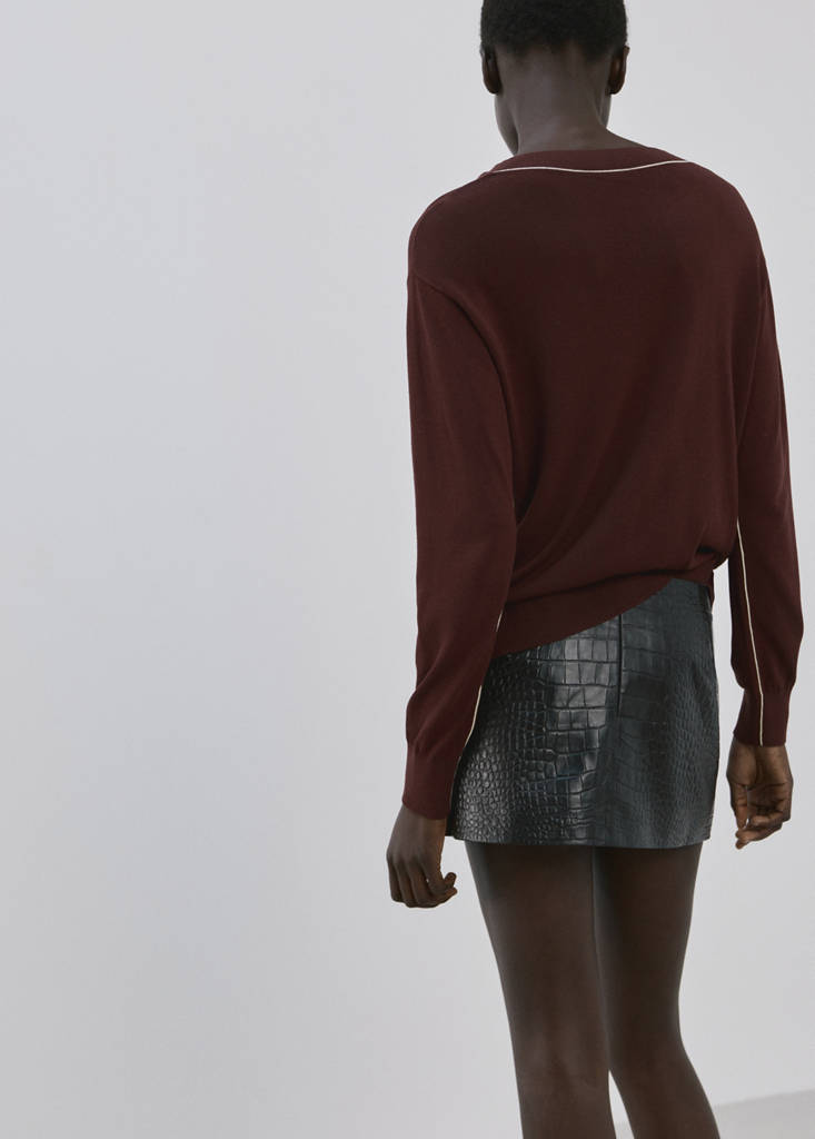V-neck sweater with contrast trim — Chocolate