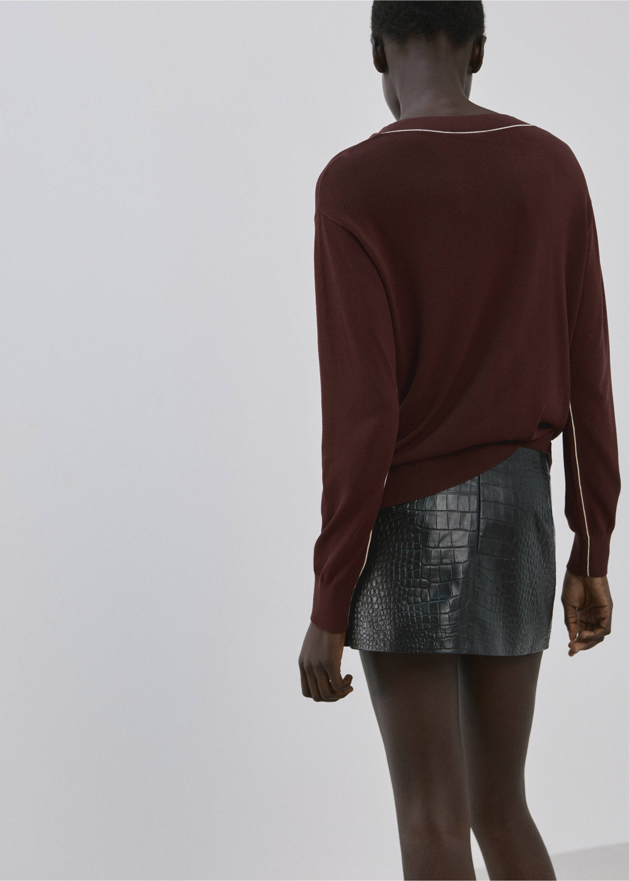 V-neck sweater with contrast trim - Reverse of the article, Chocolate. Ref: 27094083-00.