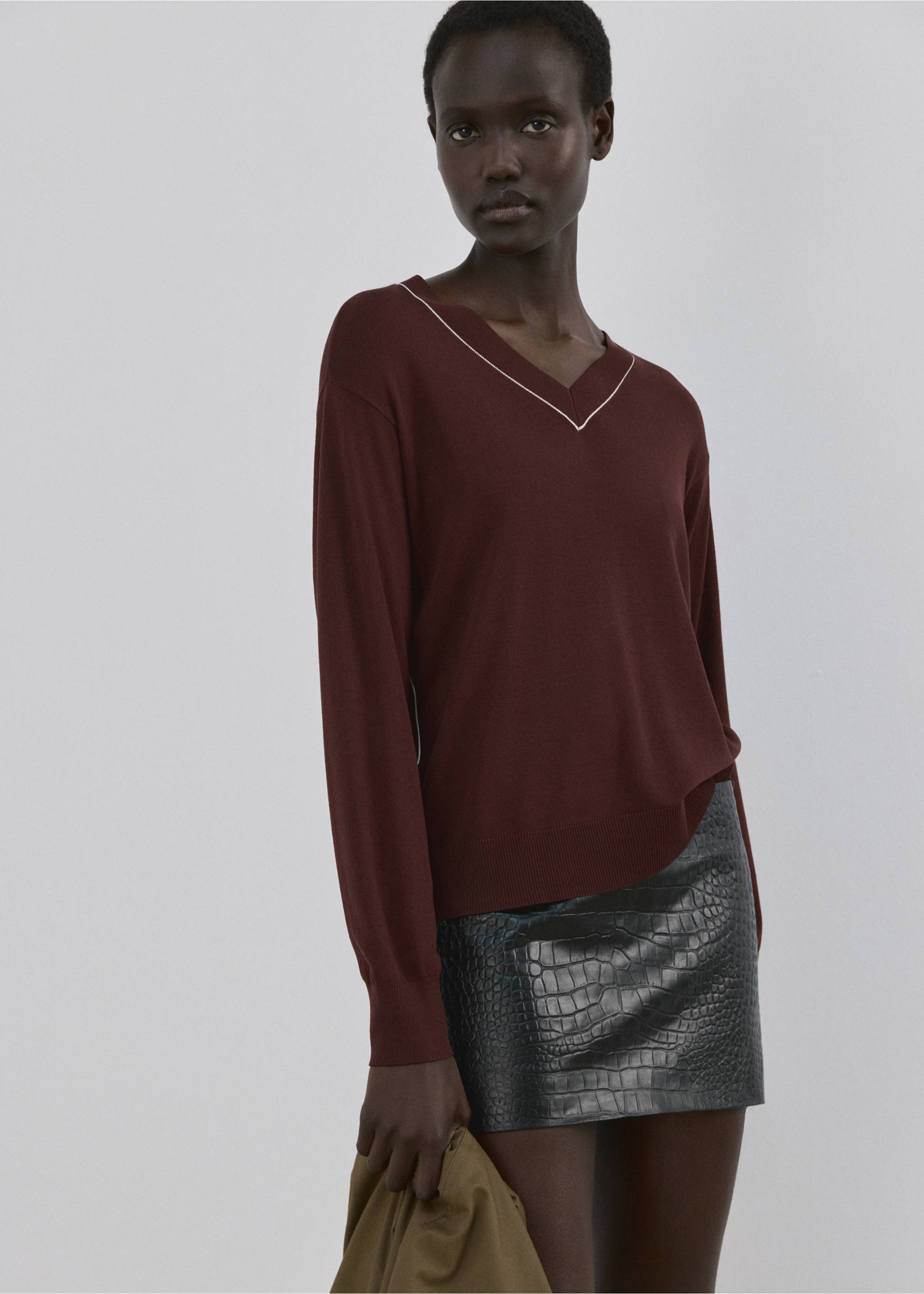 V-neck sweater with contrast trim - Details of the article 2, Chocolate. Ref: 27094083-00.