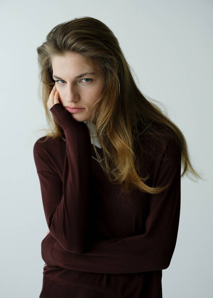 V-neck sweater with contrast trim — Chocolate