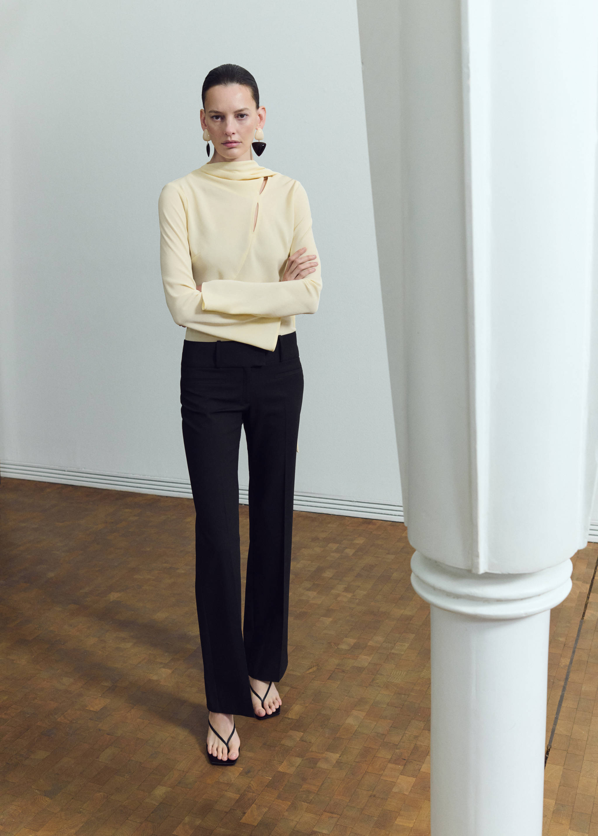 Blouse with scarf slits - General plane