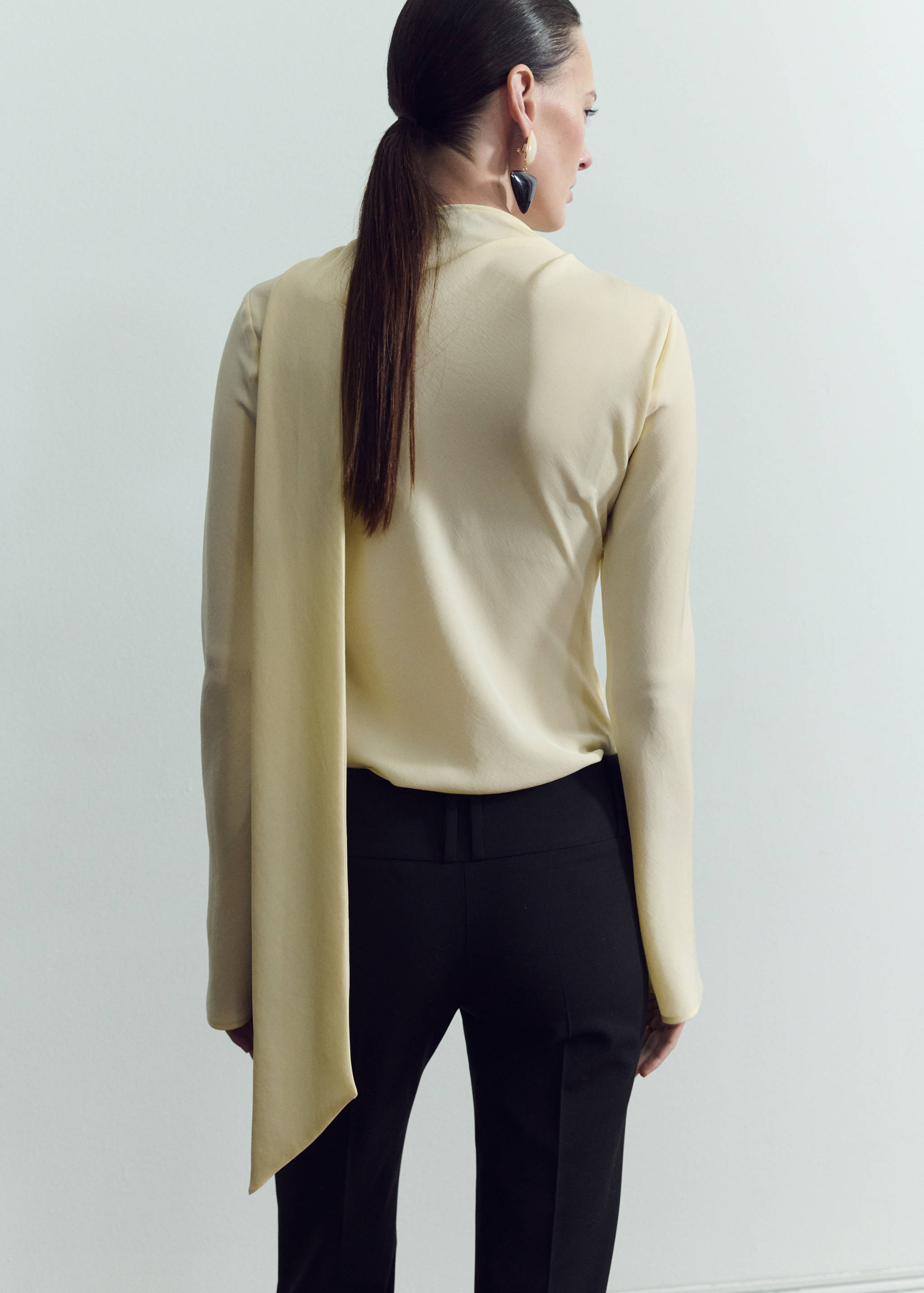 Blouse with scarf slits - Reverse of the article