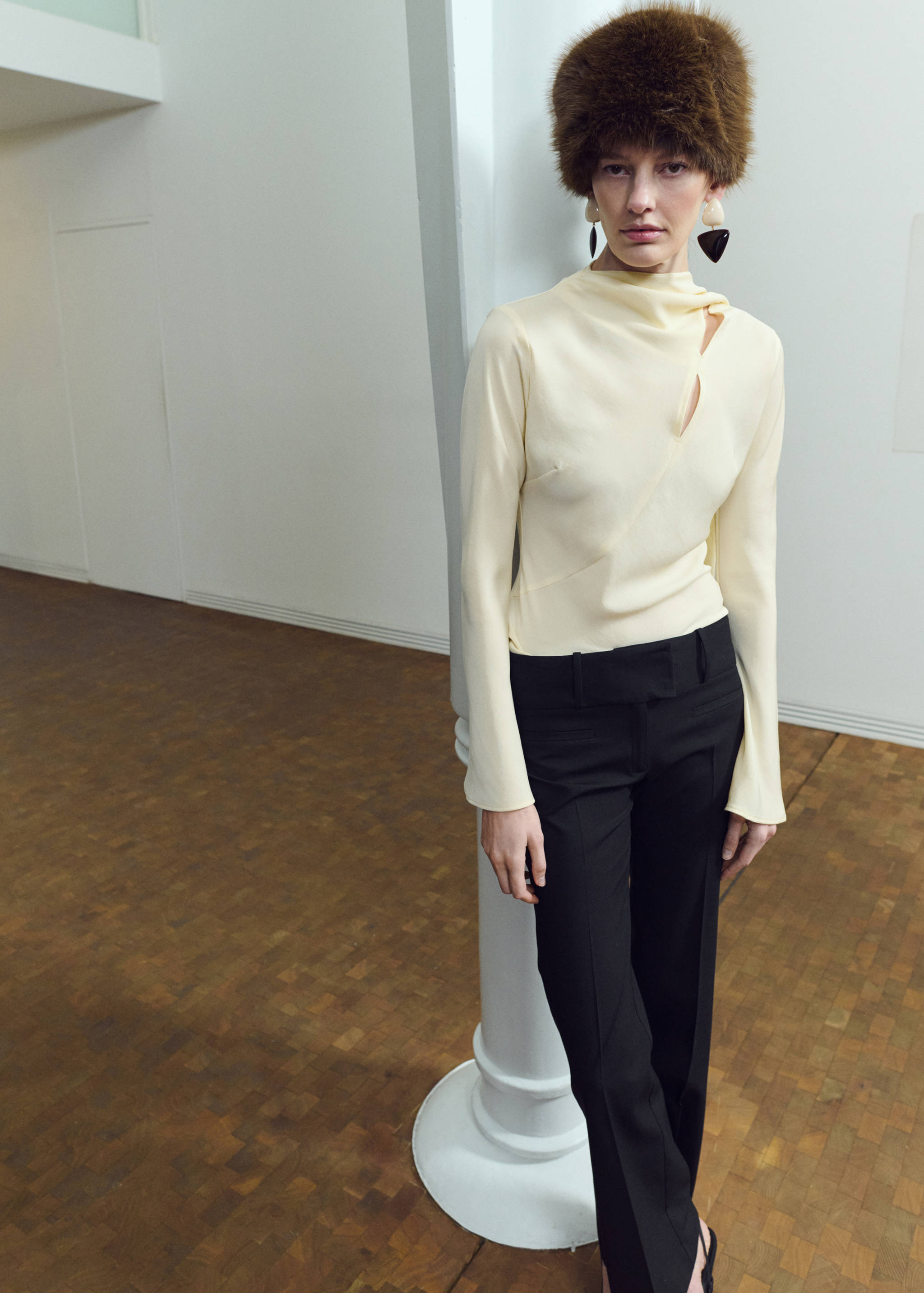 Blouse with scarf slits - Details of the article 1