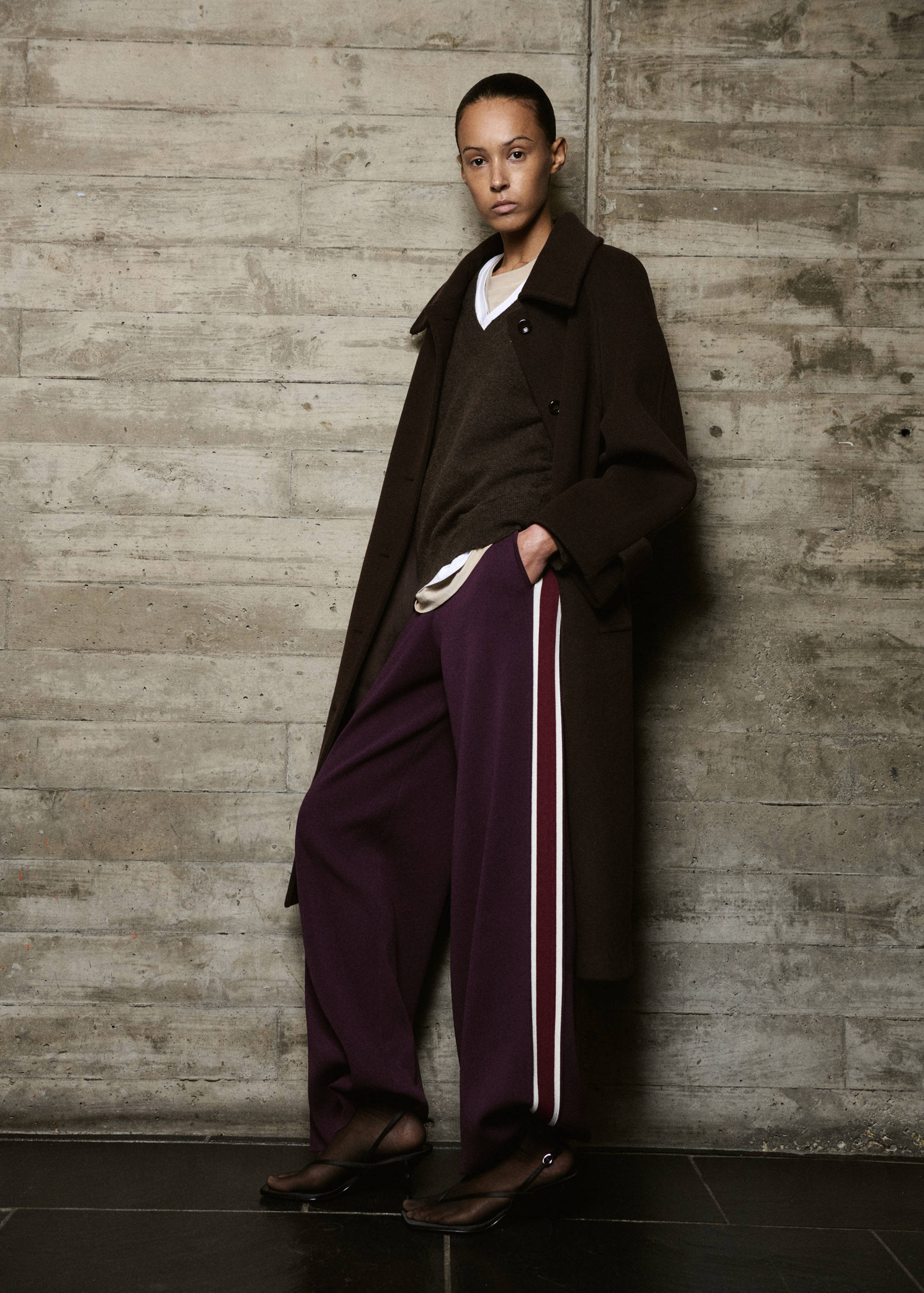 Knitted trousers with contrasting stripes - General plane