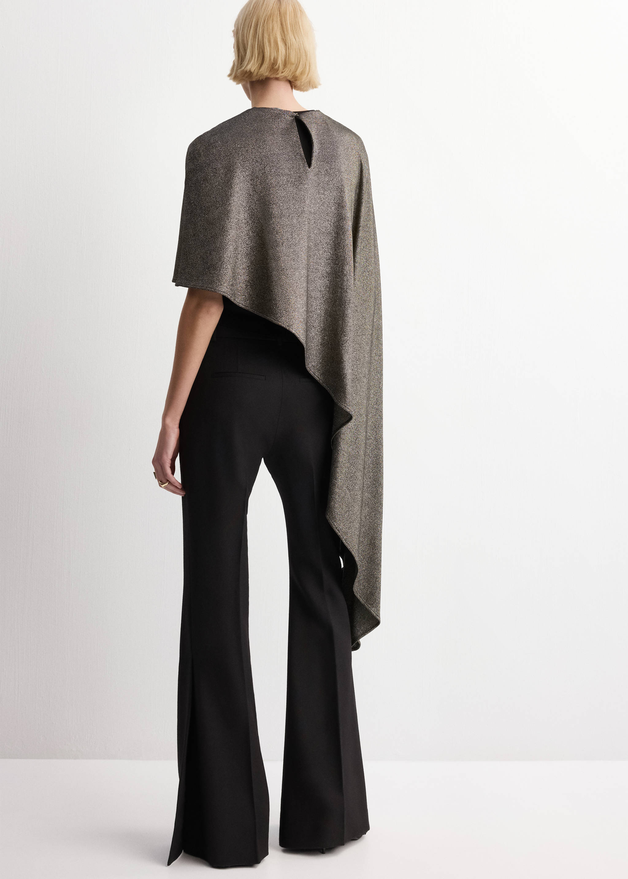 Asymmetric lúrex cape - Reverse of the article