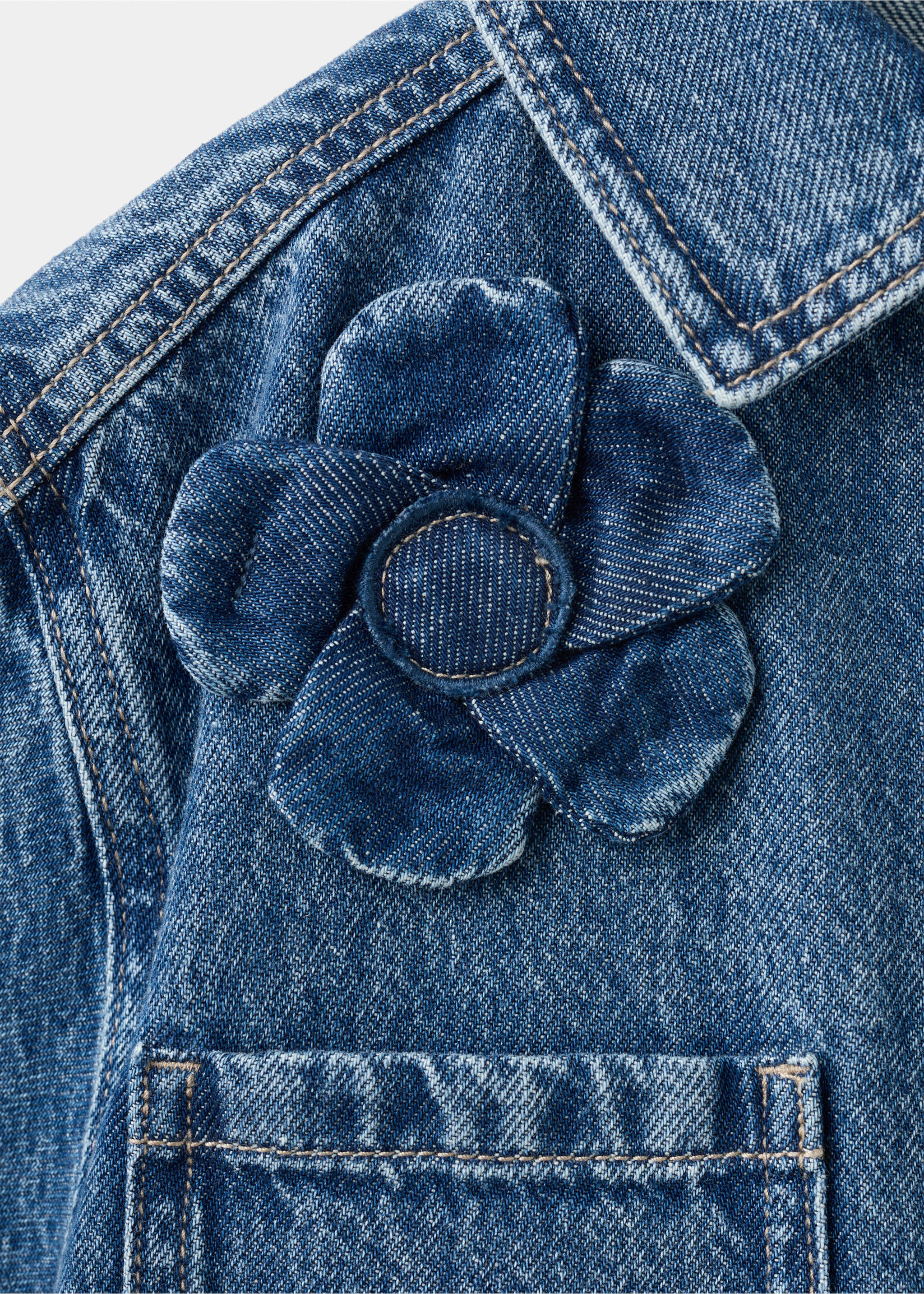 Rochie din denim cu detaliu floare - Detaliu al articolului 8, Albastru mediu. Ref: 27094415-00.