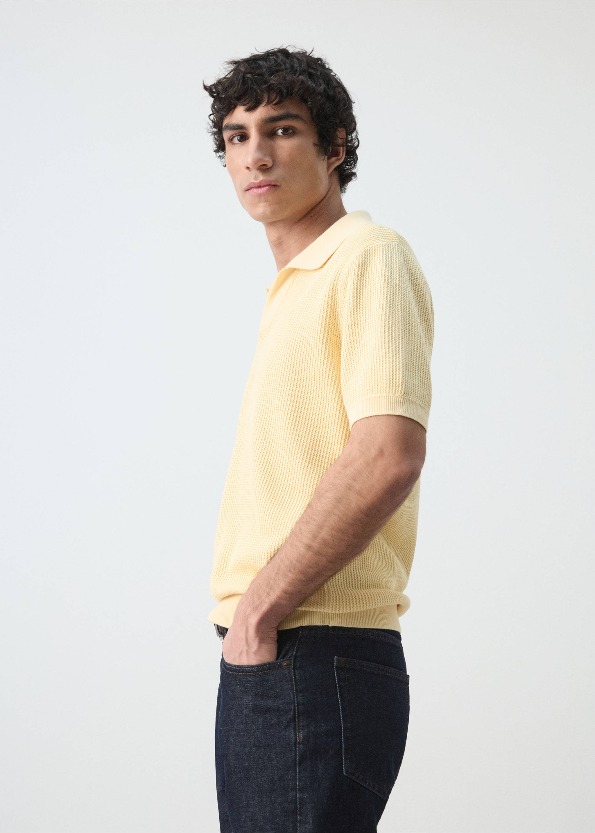 Gestructureerd gebreid poloshirt 100% katoen - Detail van het artikel 2, Pastelgeel. Ref: 27094425-00.