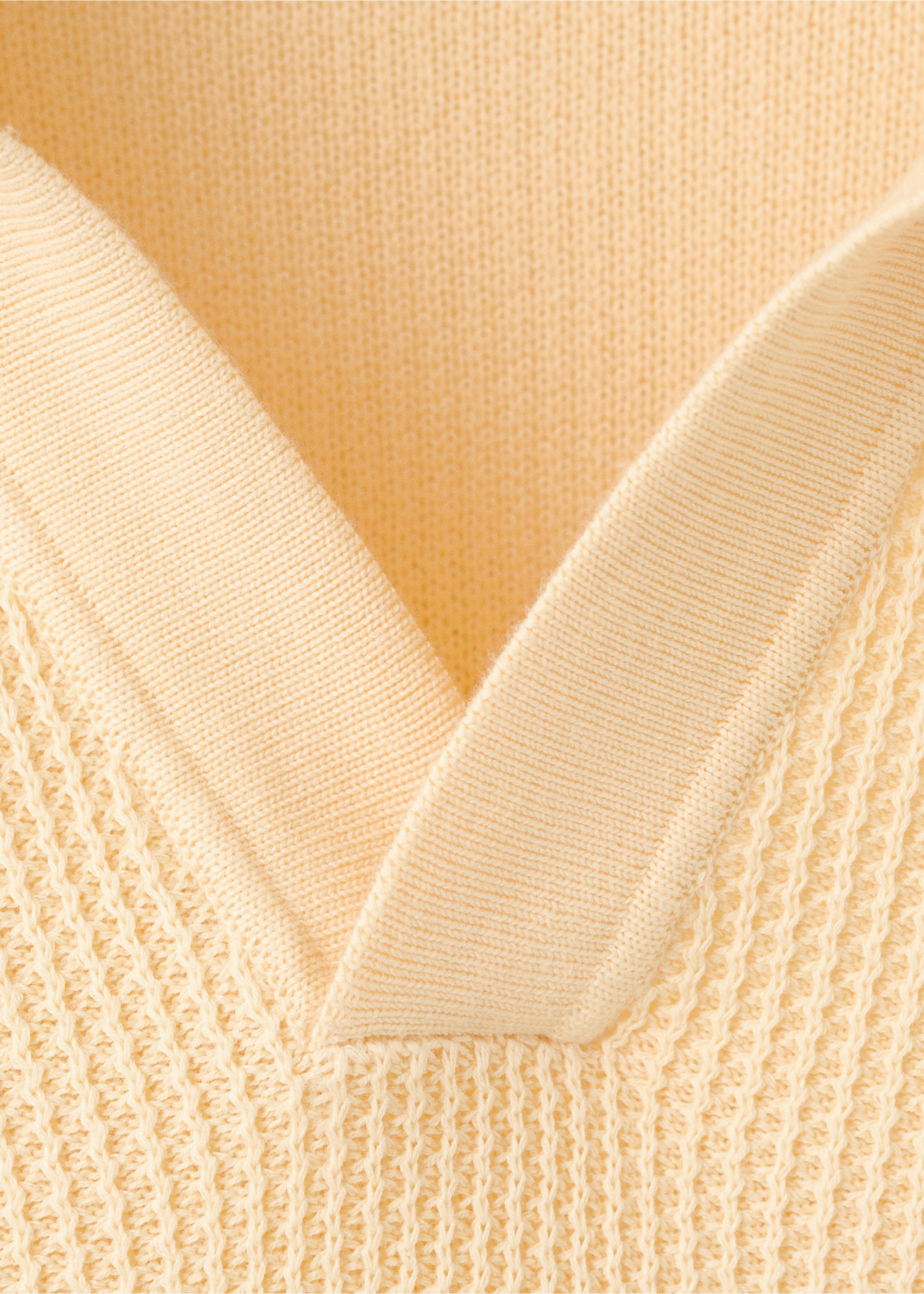 Gestructureerd gebreid poloshirt 100% katoen - Detail van het artikel 8, Pastelgeel. Ref: 27094425-00.