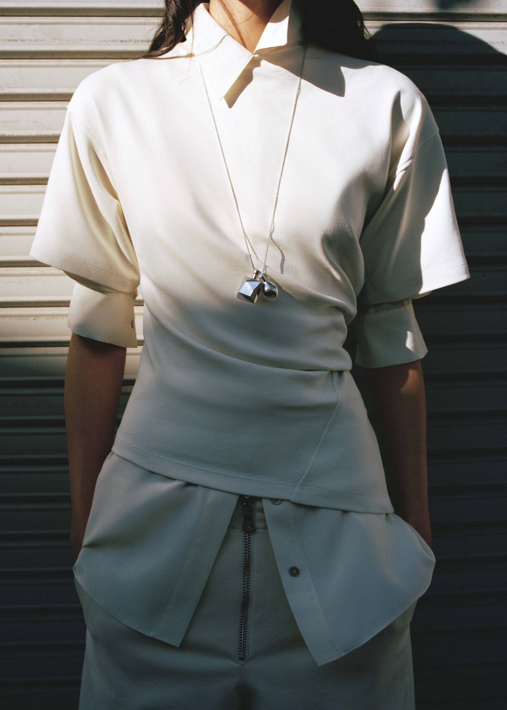 Fitted cotton T-shirt with asymmetric hem - Details of the article 1, Vanilla. Ref: 27094441-00.