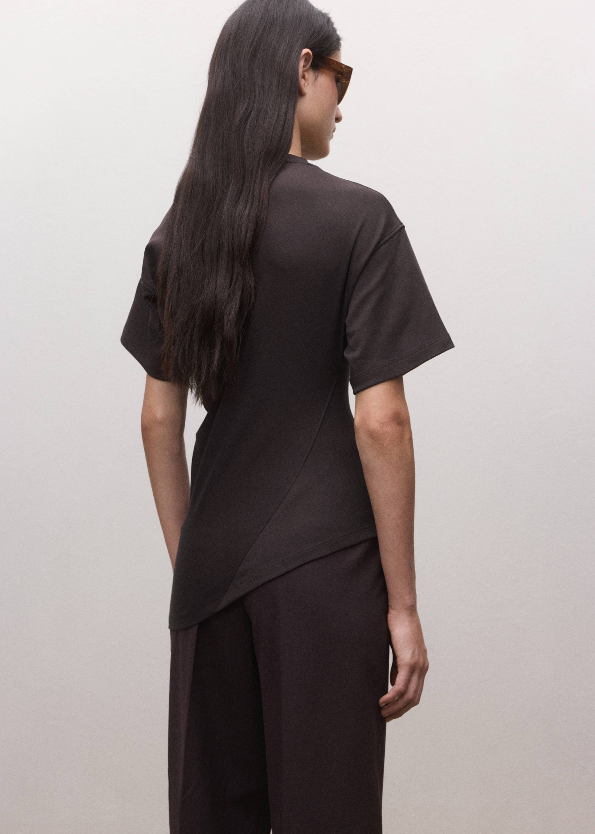 Fitted cotton T-shirt with asymmetric hem - Reverse of the article