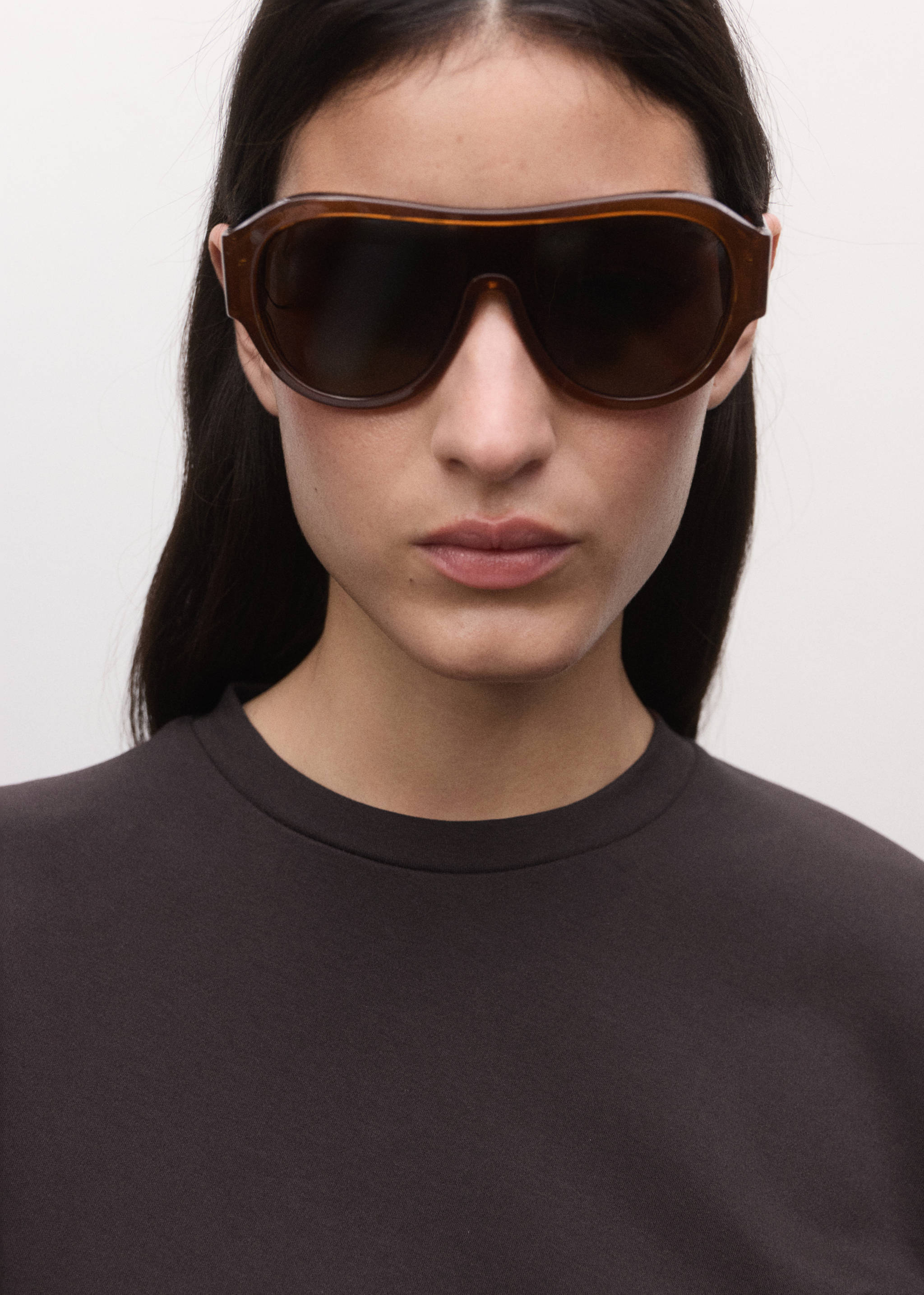 Fitted cotton T-shirt with asymmetric hem - Details of the article 1