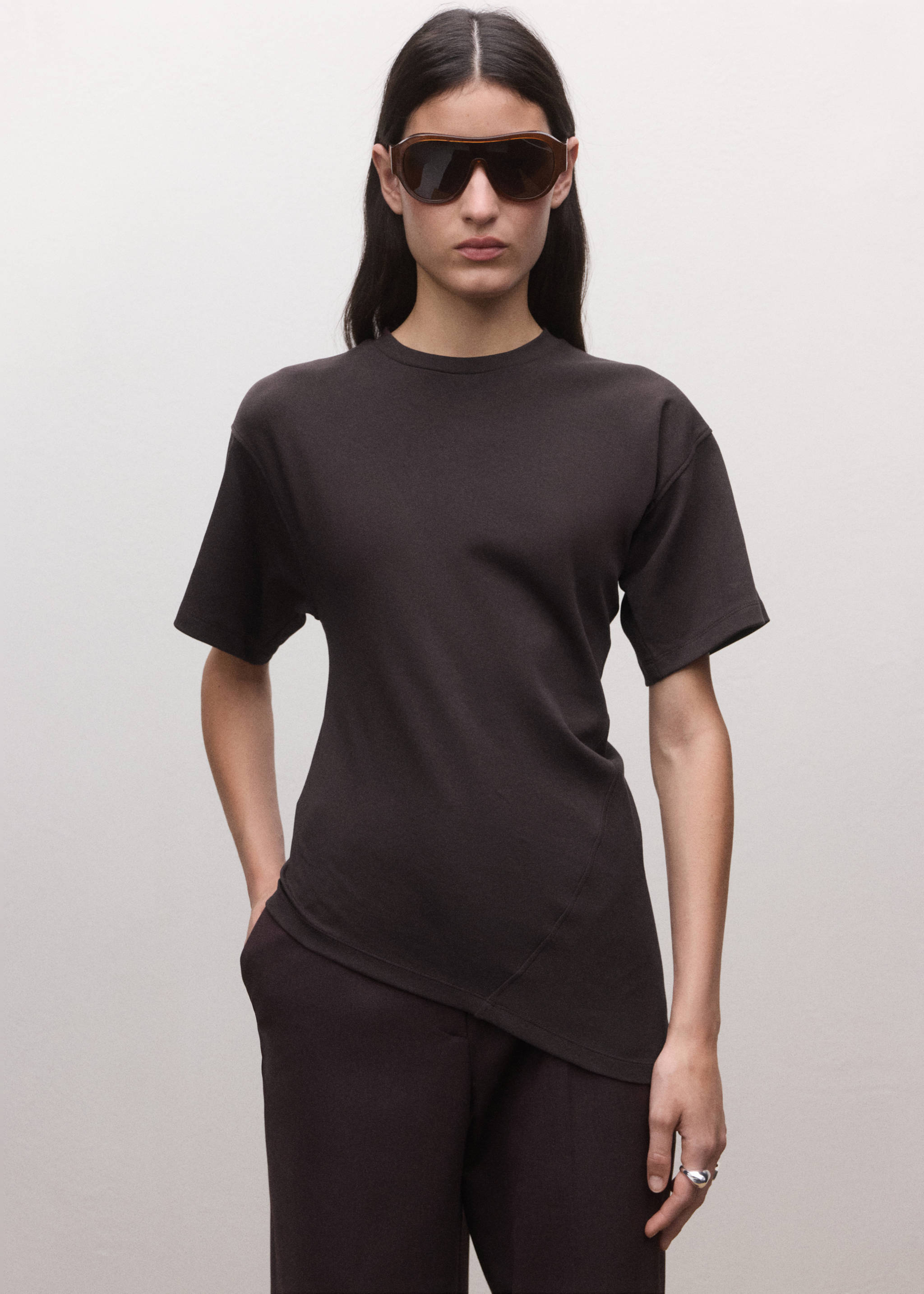 Fitted cotton T-shirt with asymmetric hem - Details of the article 2
