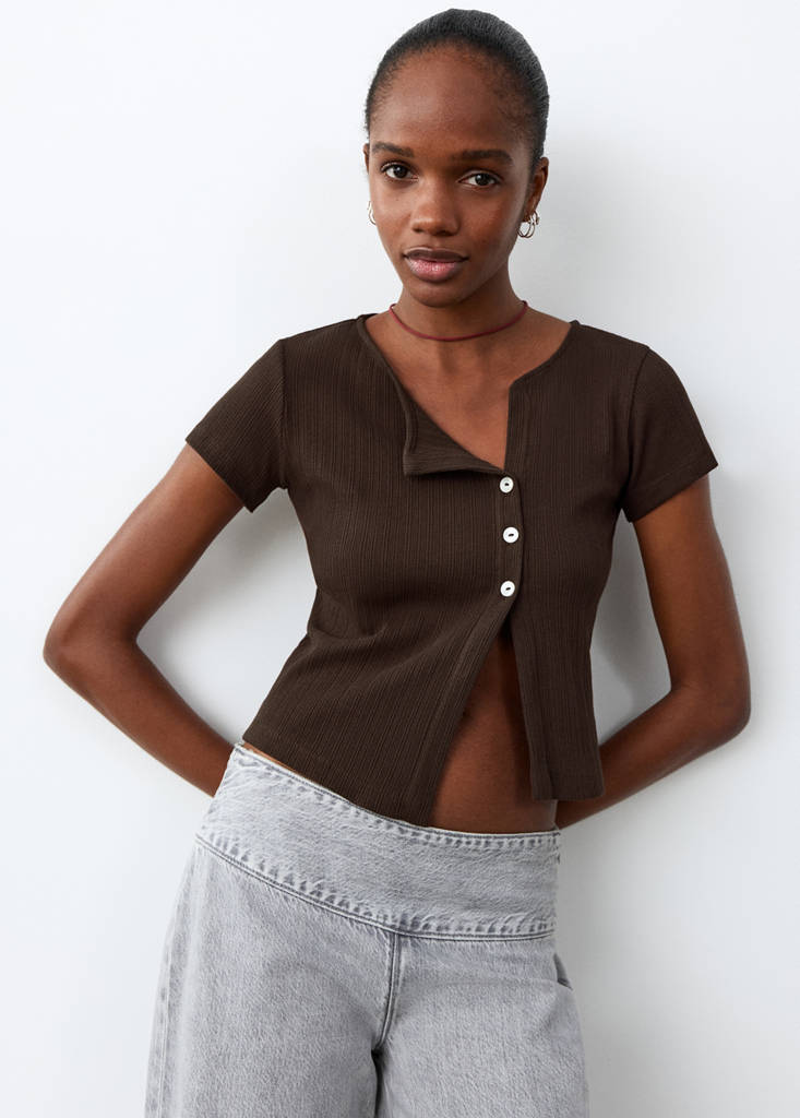 Camiseta canalé detalle botones
