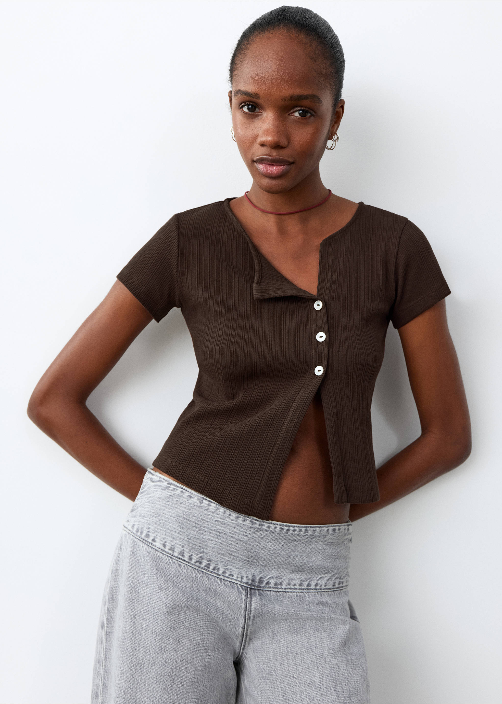 Ribbed T-shirt with button details - Medium plane, Brown. Ref: 27094444-00.