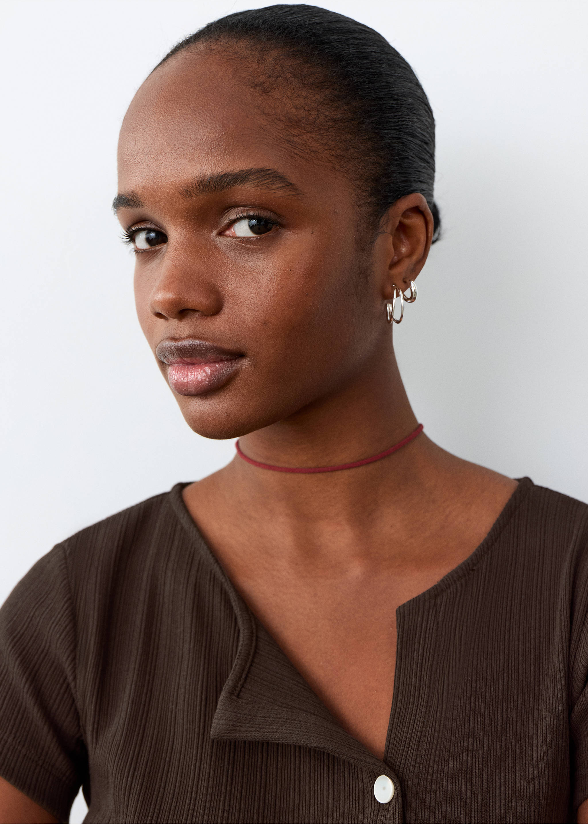 Ribbed T-shirt with button details - Details of the article 1, Brown. Ref: 27094444-00.