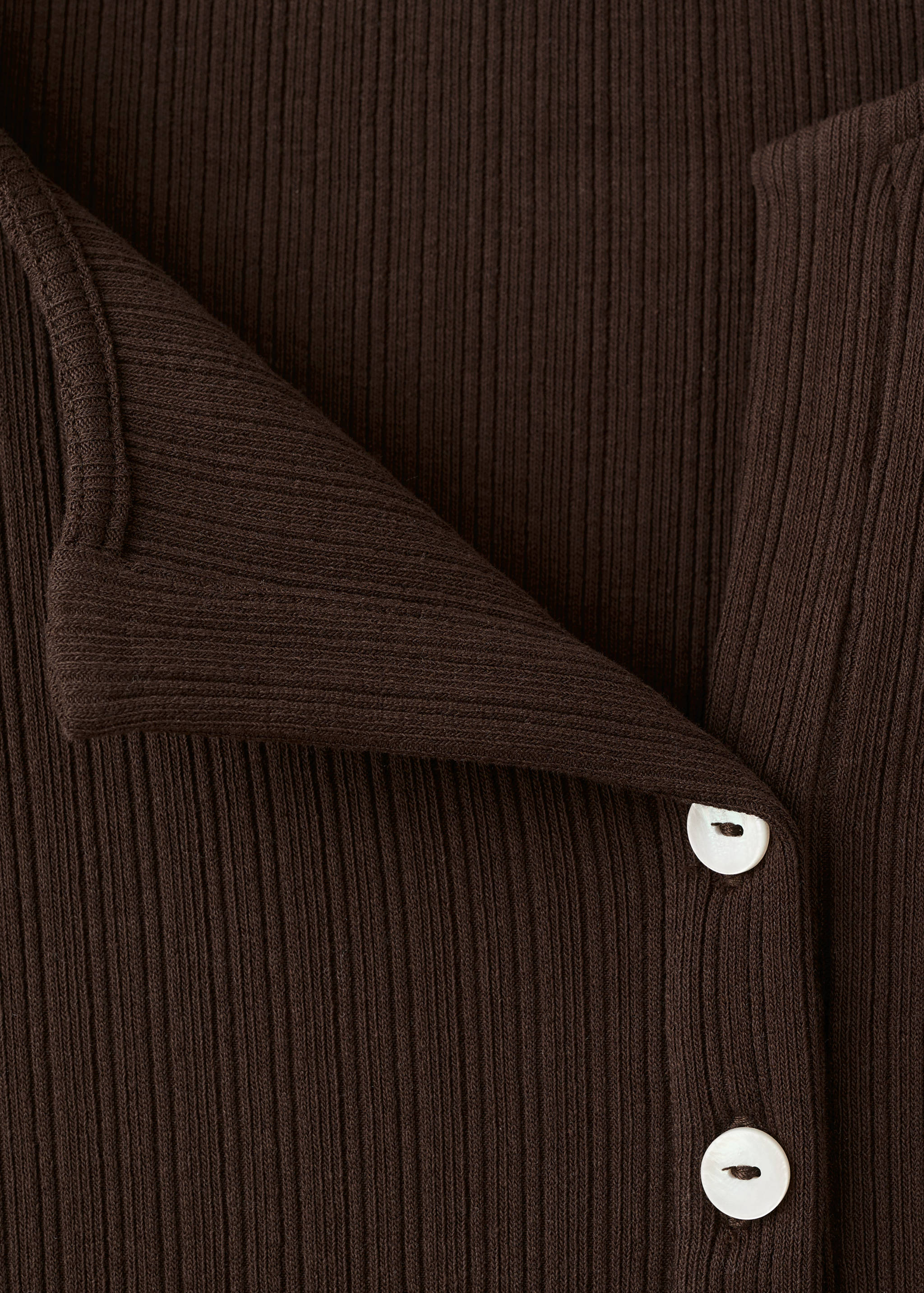 Ribbed T-shirt with button details - Details of the article 8