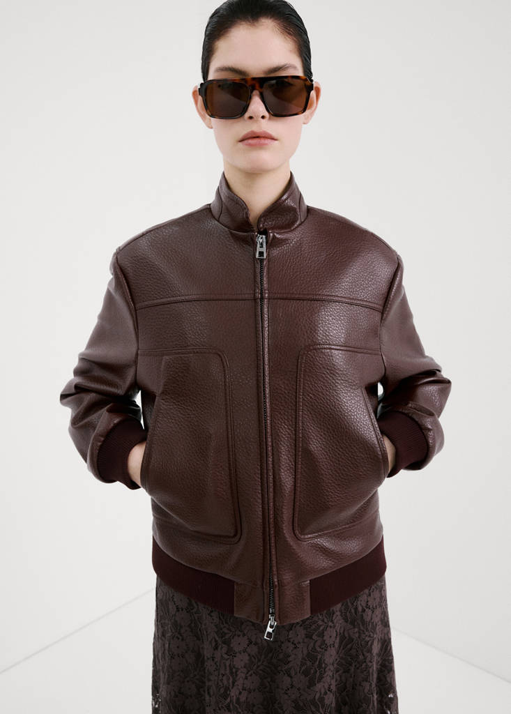 Collarless jacket with pockets