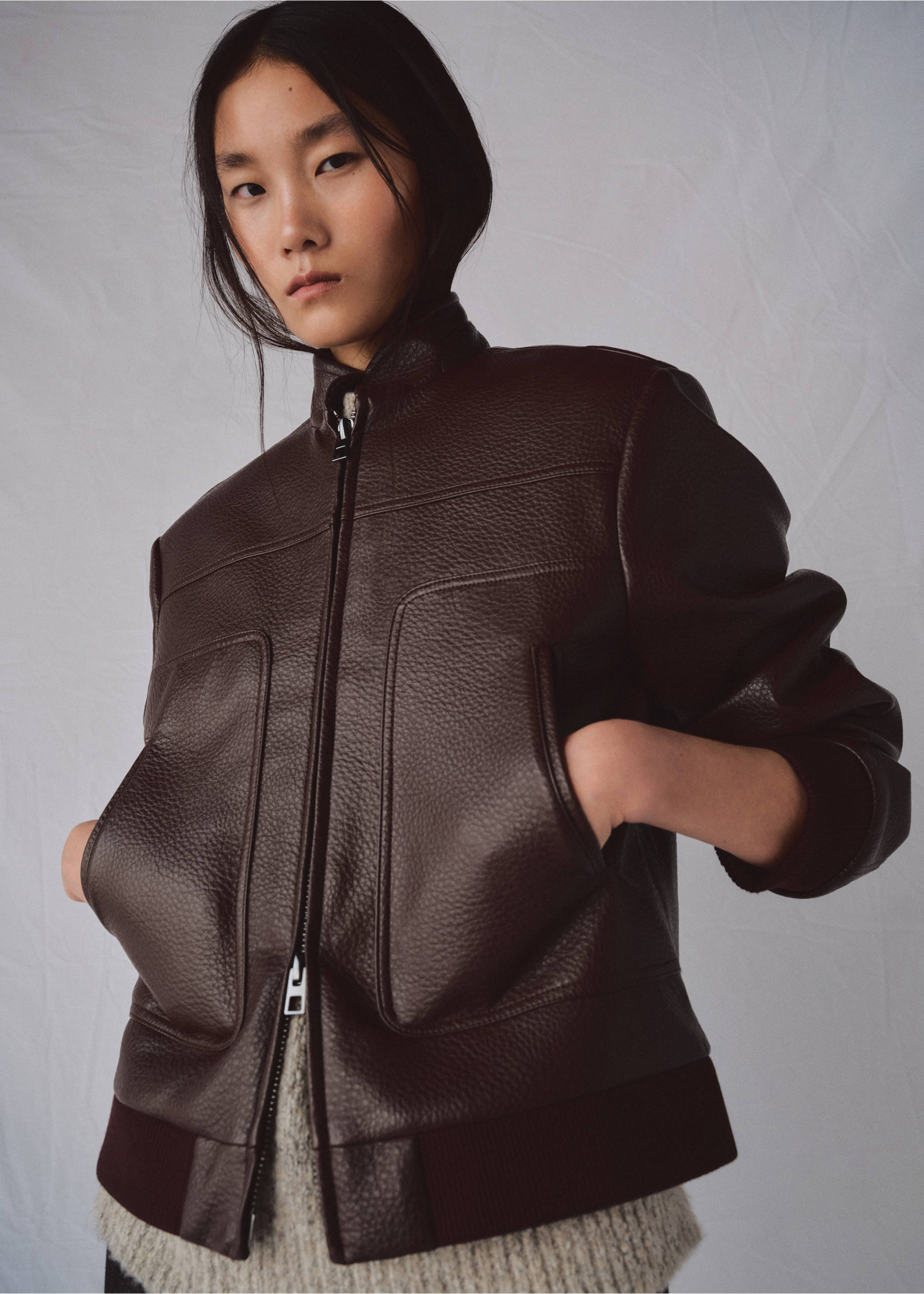 Veste à col officier et poches - Plan moyen, Grenat. Ref: 27094773-01.