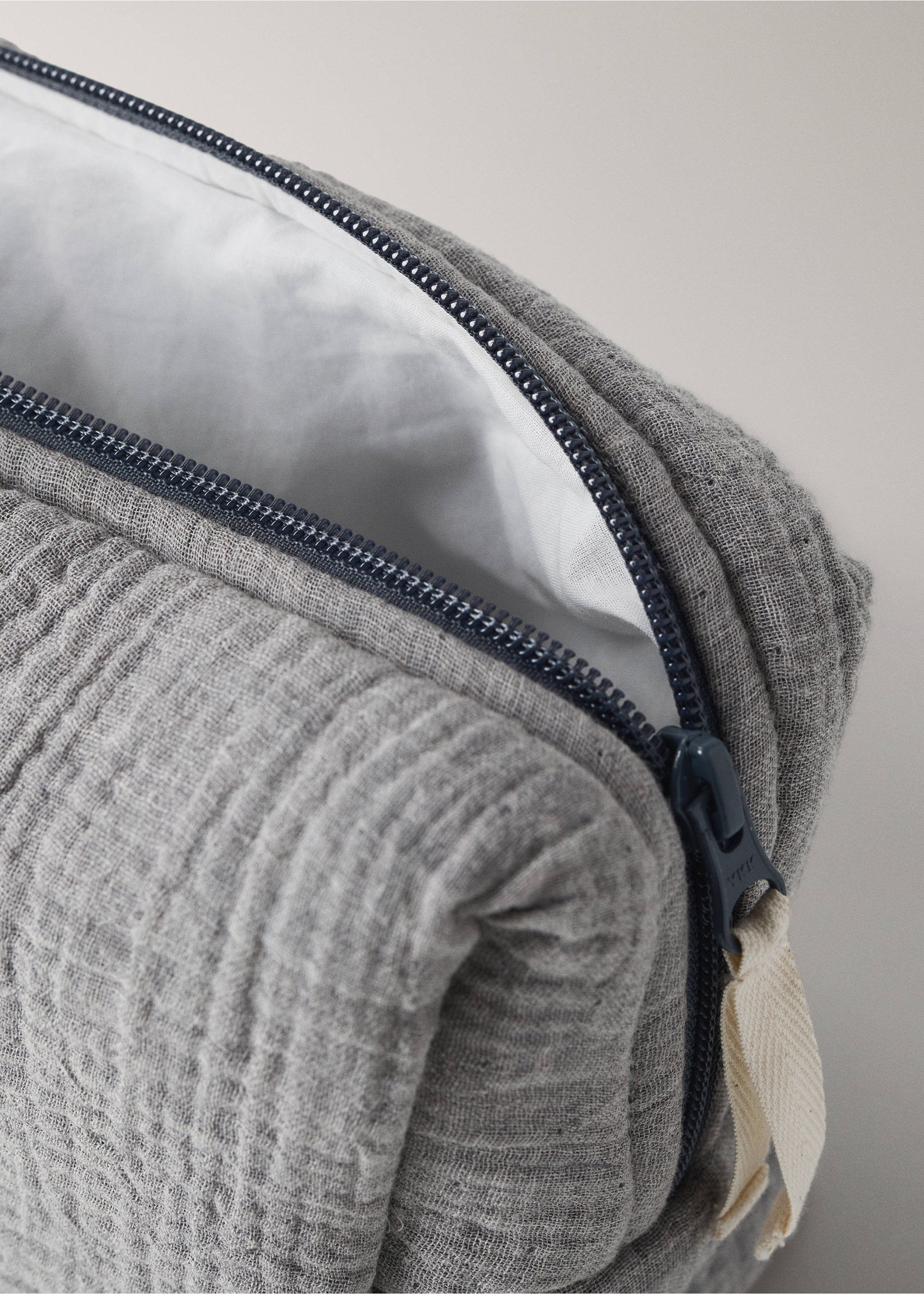 Trousse de toilette enfant en coton gaze - Détail de l'article 3, Gris. Ref: 27094786-00.