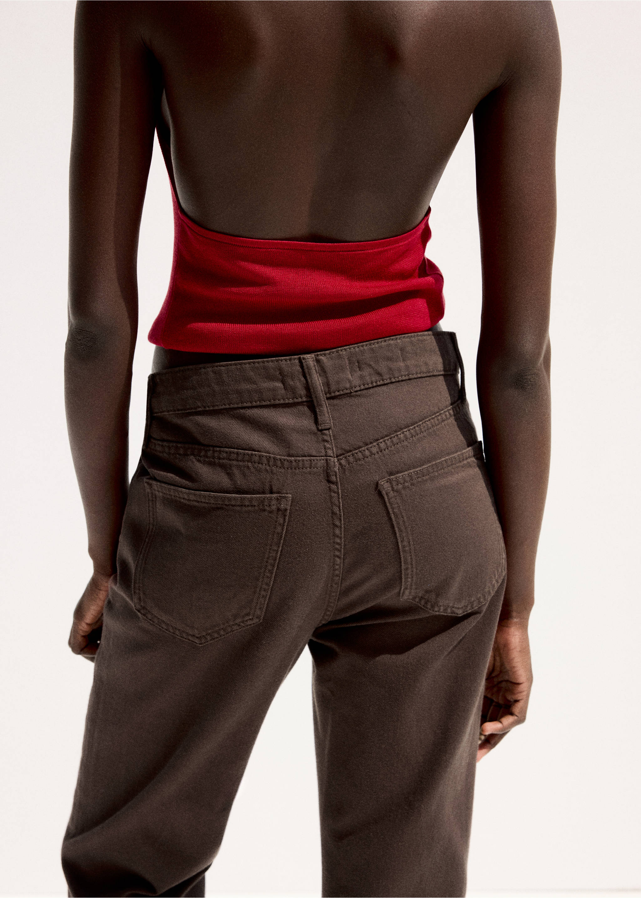 جينز ماتيلدا بقصة مستقيمة وخصر عالي - تفاصيل المنتج 3, شوكولاتة. Ref: 27094788-00.