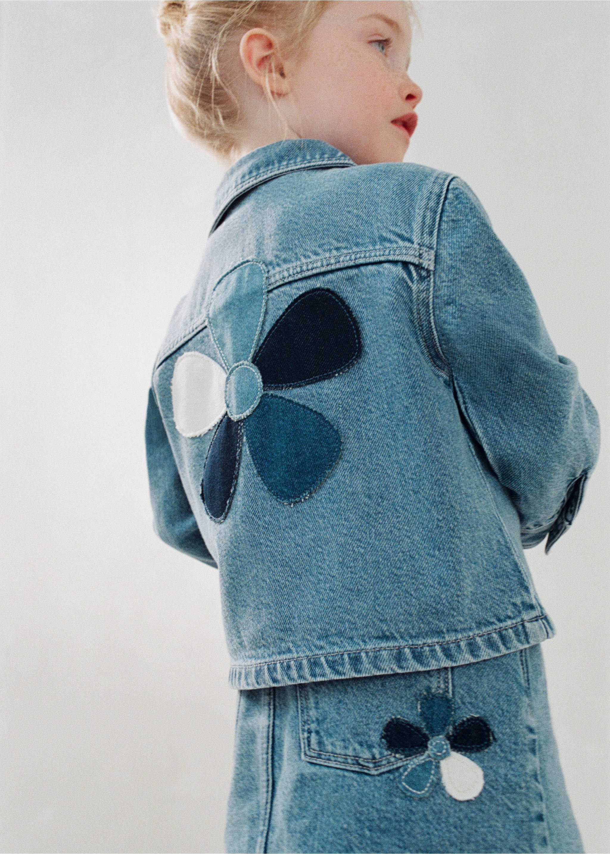 Denim skirt with flower detail - Details of the article 6, Medium Blue. Ref: 27095144-00.