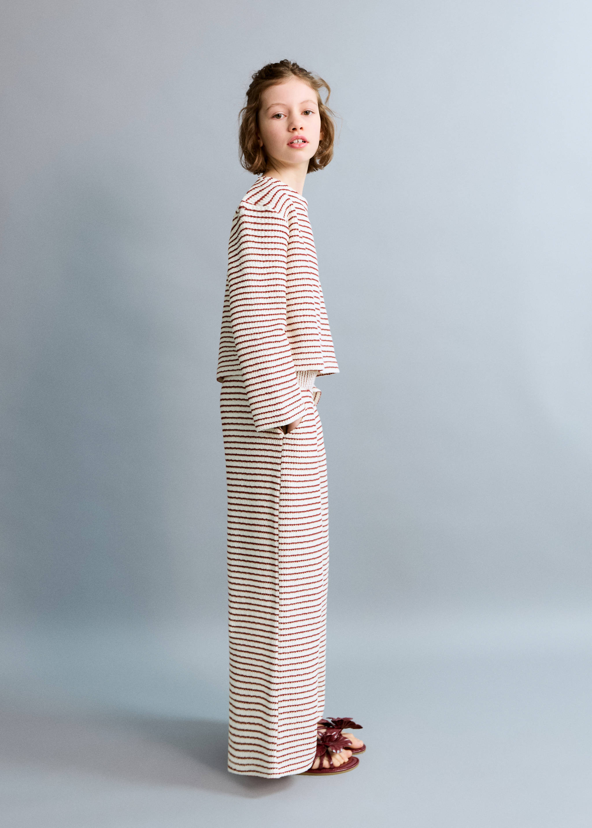 Knitted cropped sweater - Загальний план