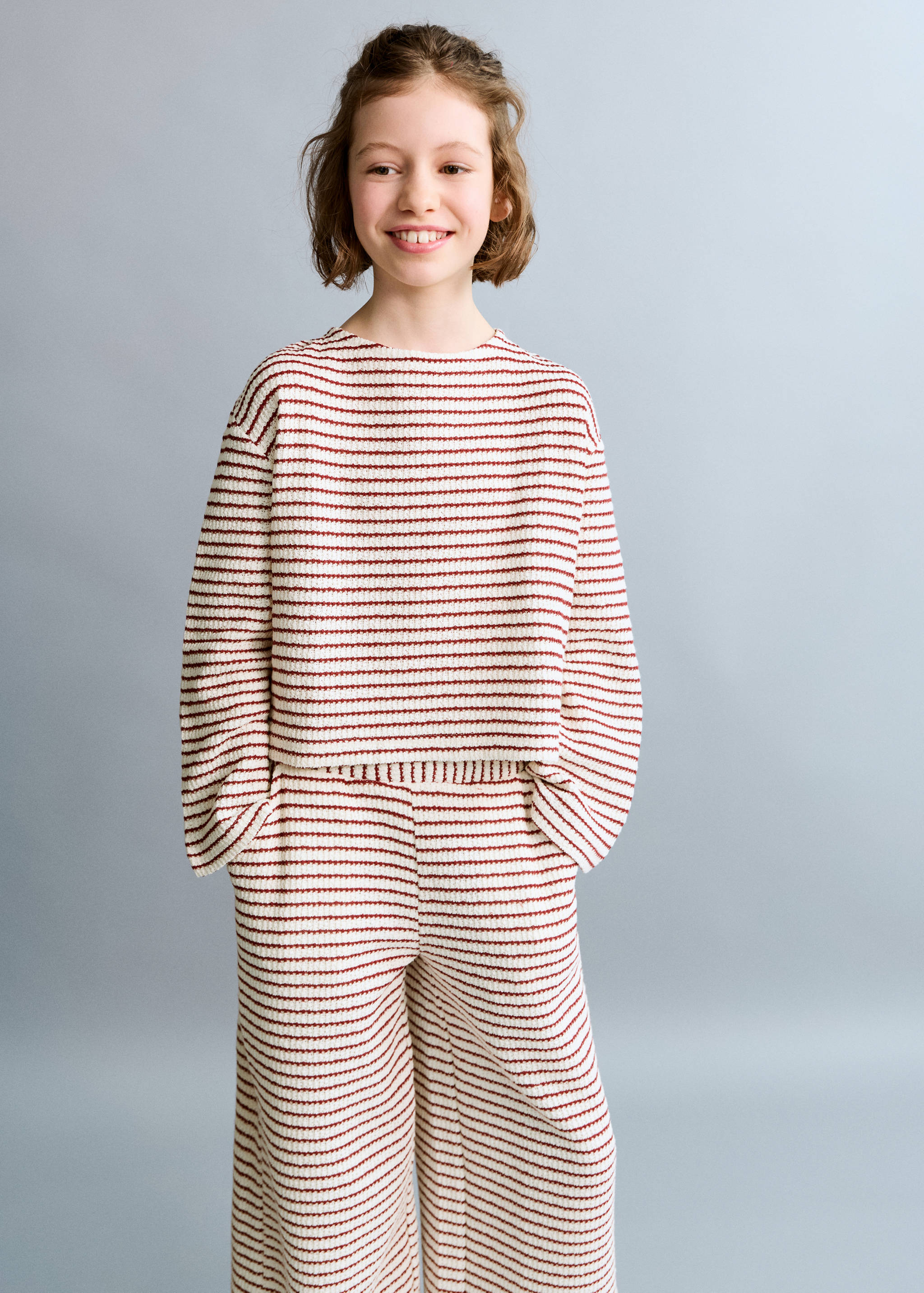 Knitted cropped sweater - Середній план