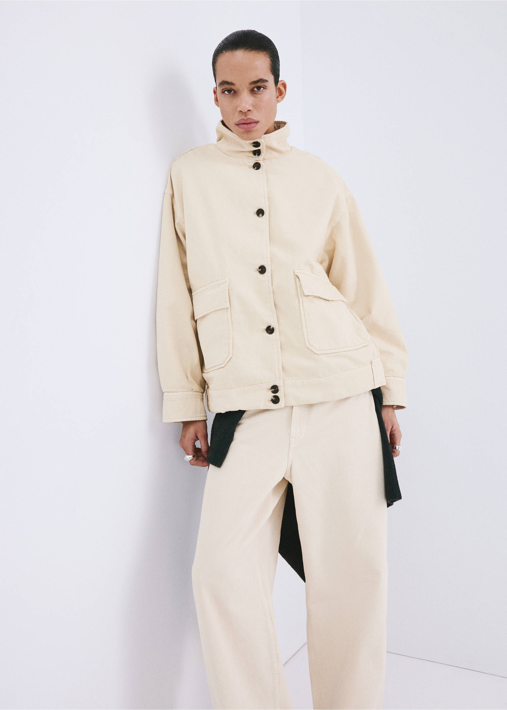 Denim parka with a stand-up collar - Details of the article 6, Vanilla. Ref: 27095817-00.