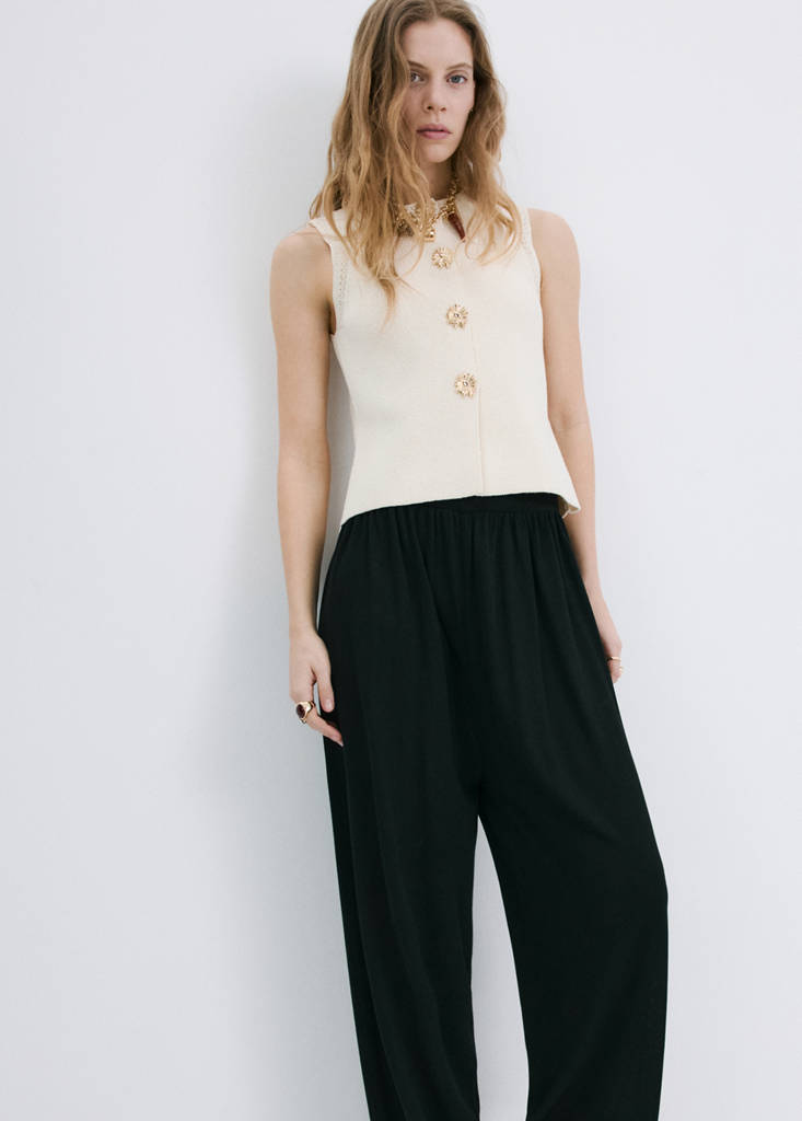 Knitted waistcoat with contrast piping — Ecru