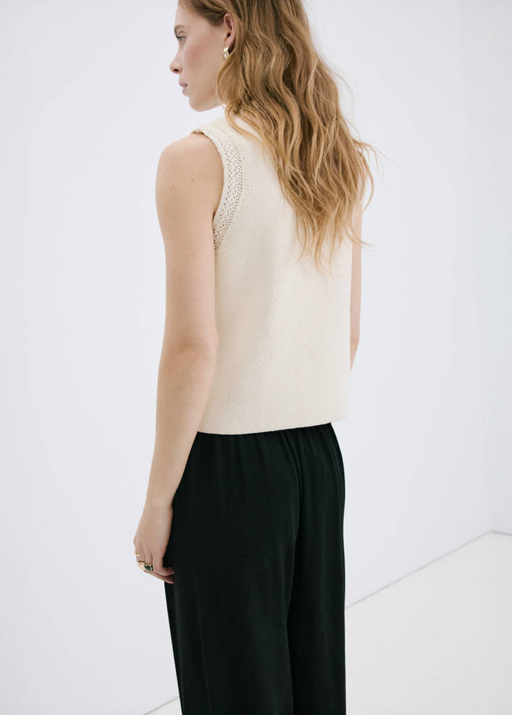 Knitted waistcoat with contrast piping — Ecru