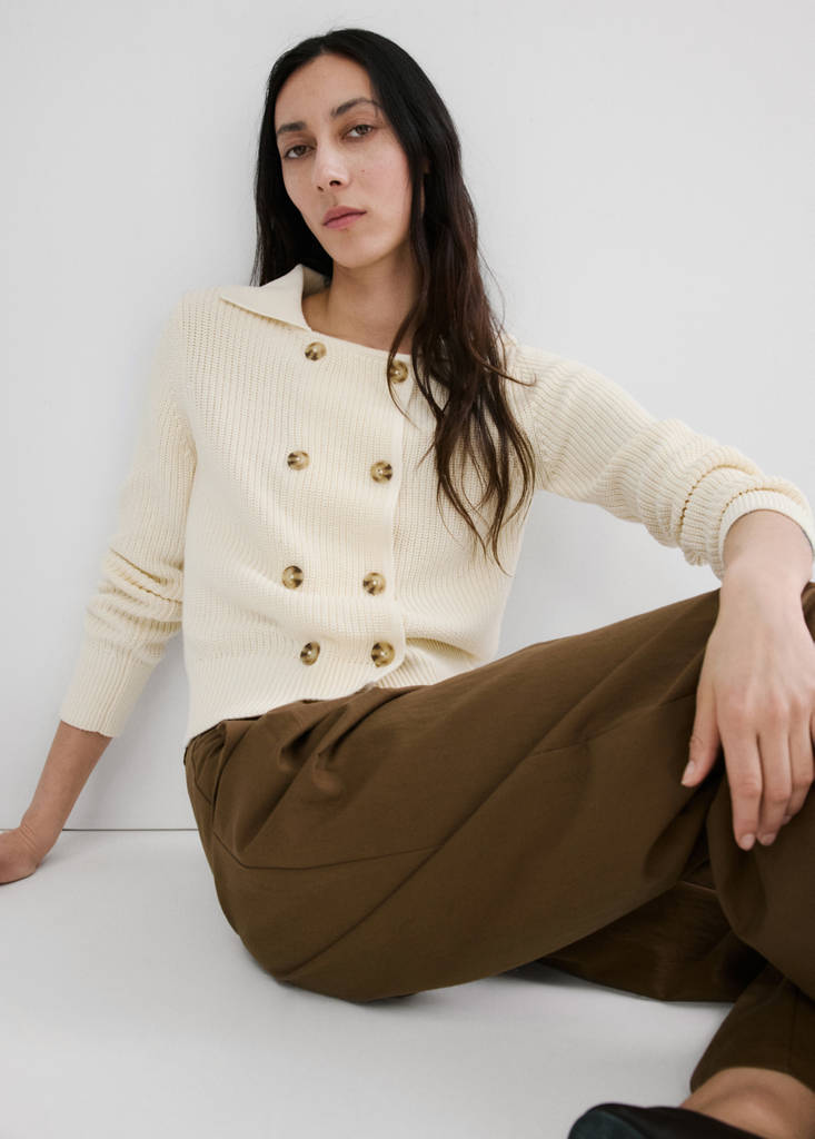 Knitted buttoned jacket — Ecru